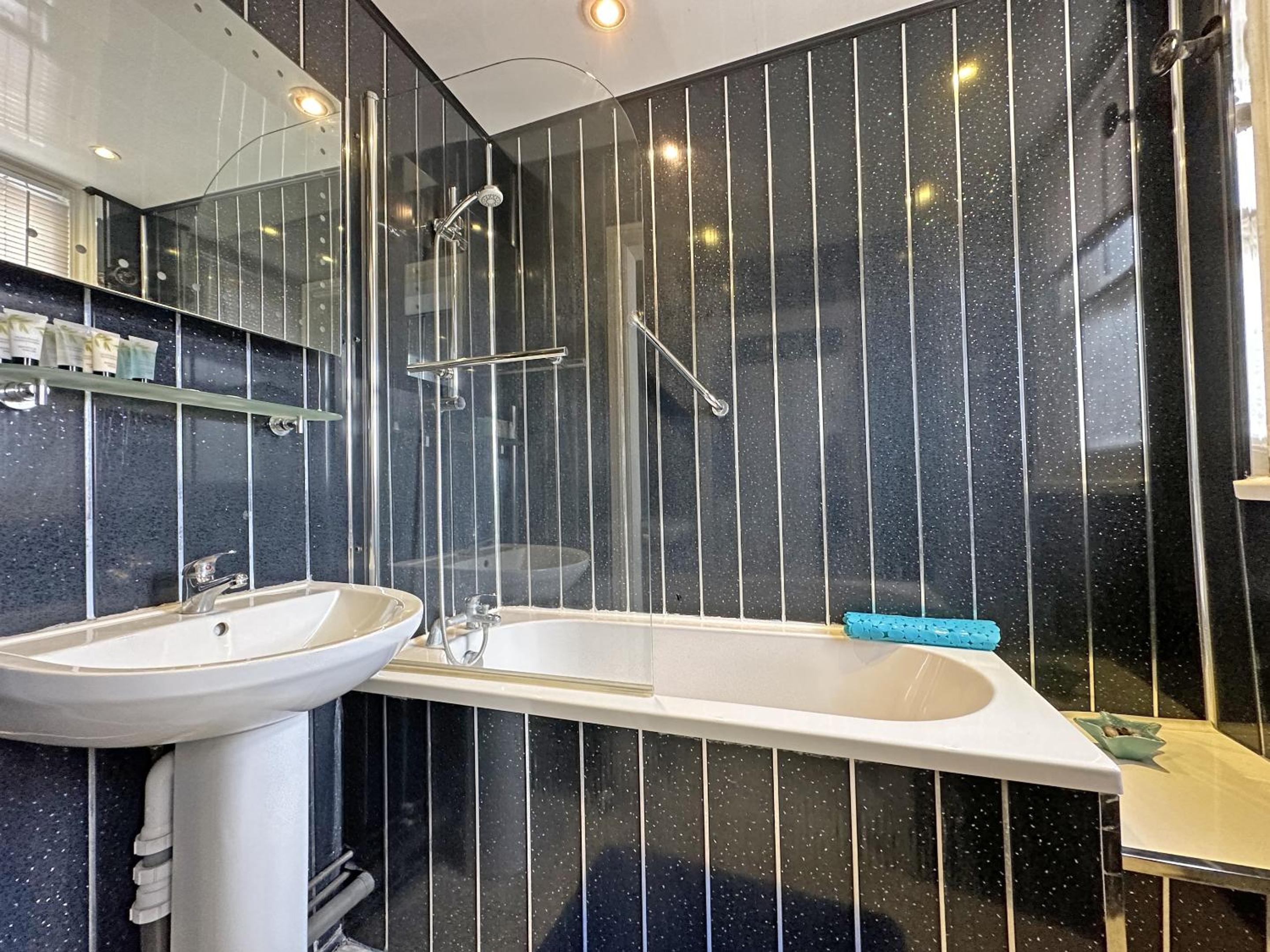 Double Room with Private Bathroom - Photo 5