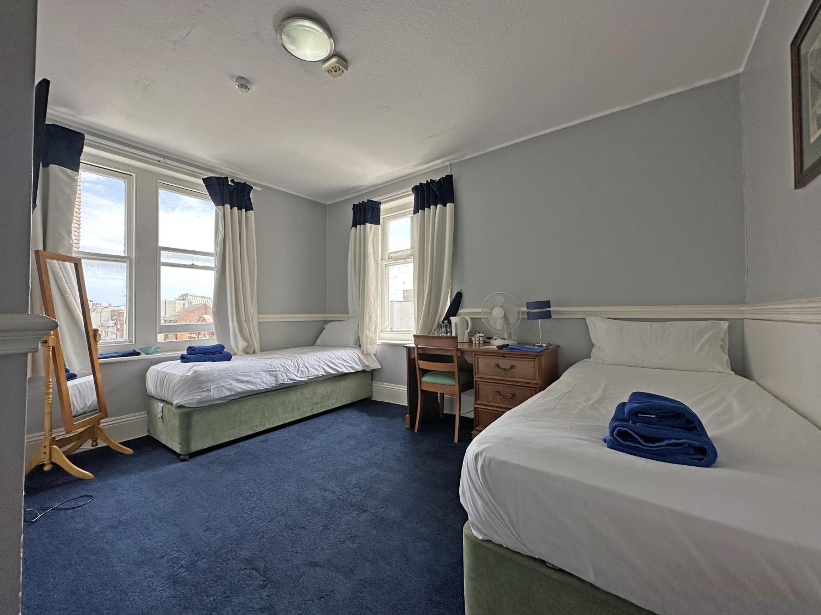 Twin Room with Private Bathroom - Photo 3
