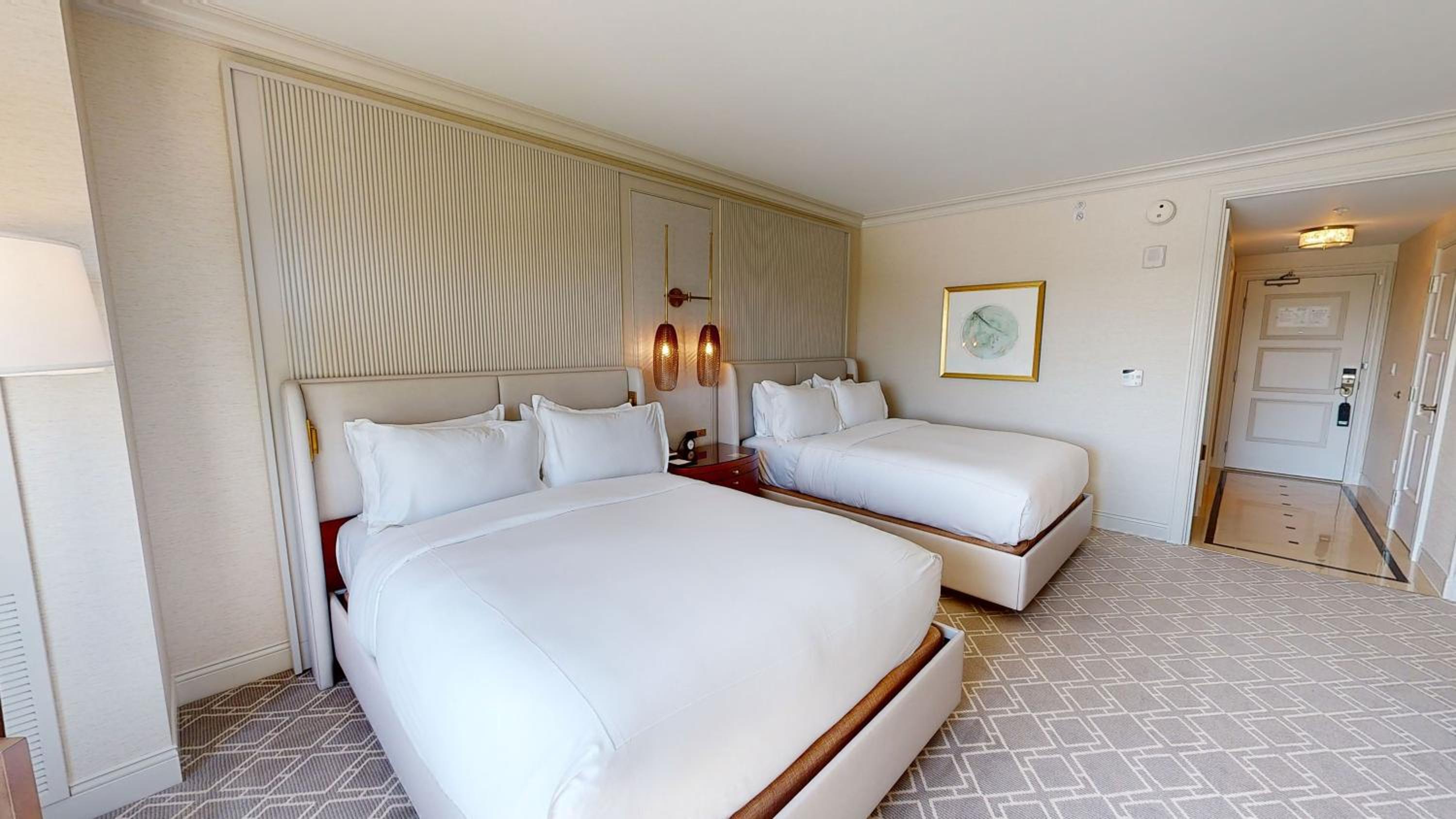 Deluxe Queen Room - High Floor thumbnail 6