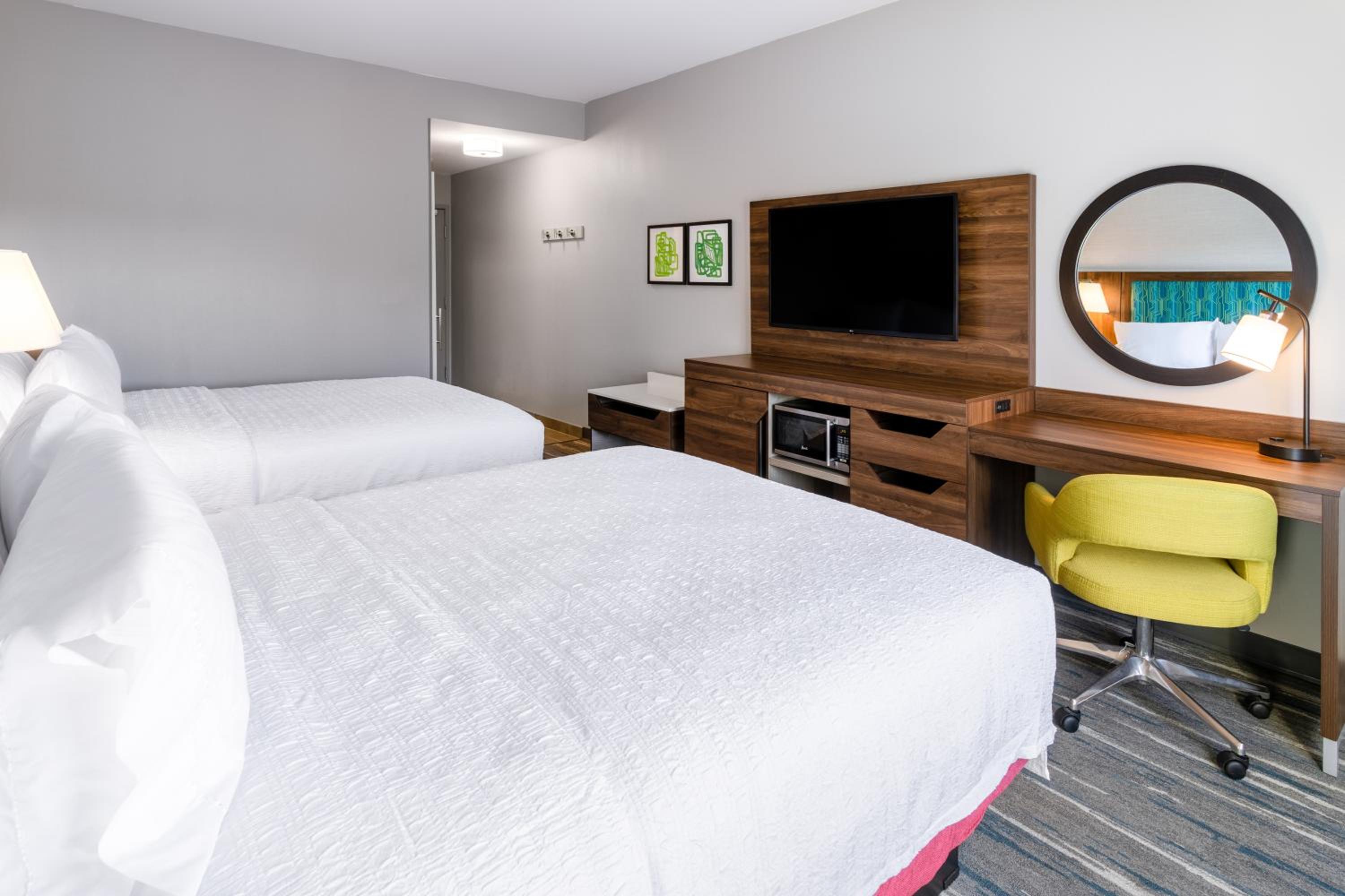 Queen Room with Two Queen Beds - Photo 3