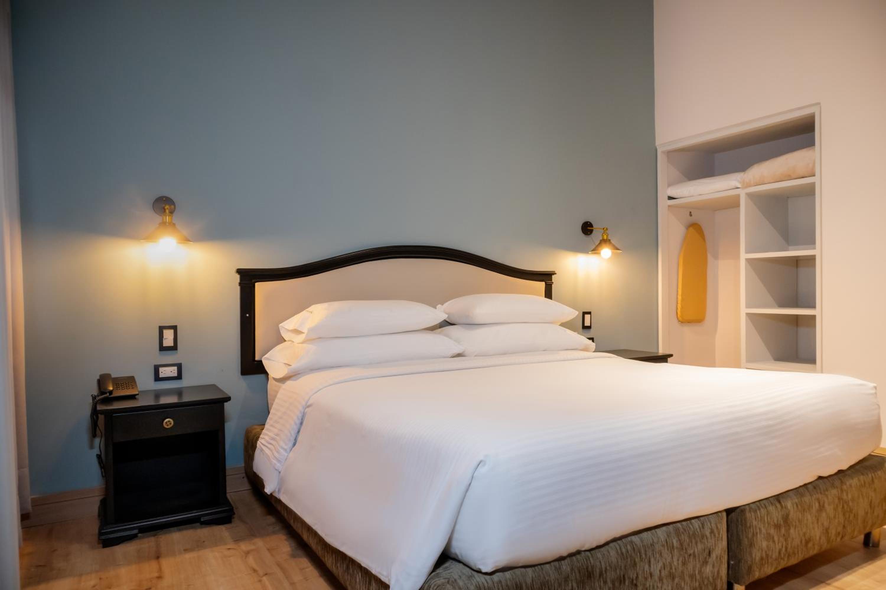 King Junior Suite - Non-Smoking - Photo 1