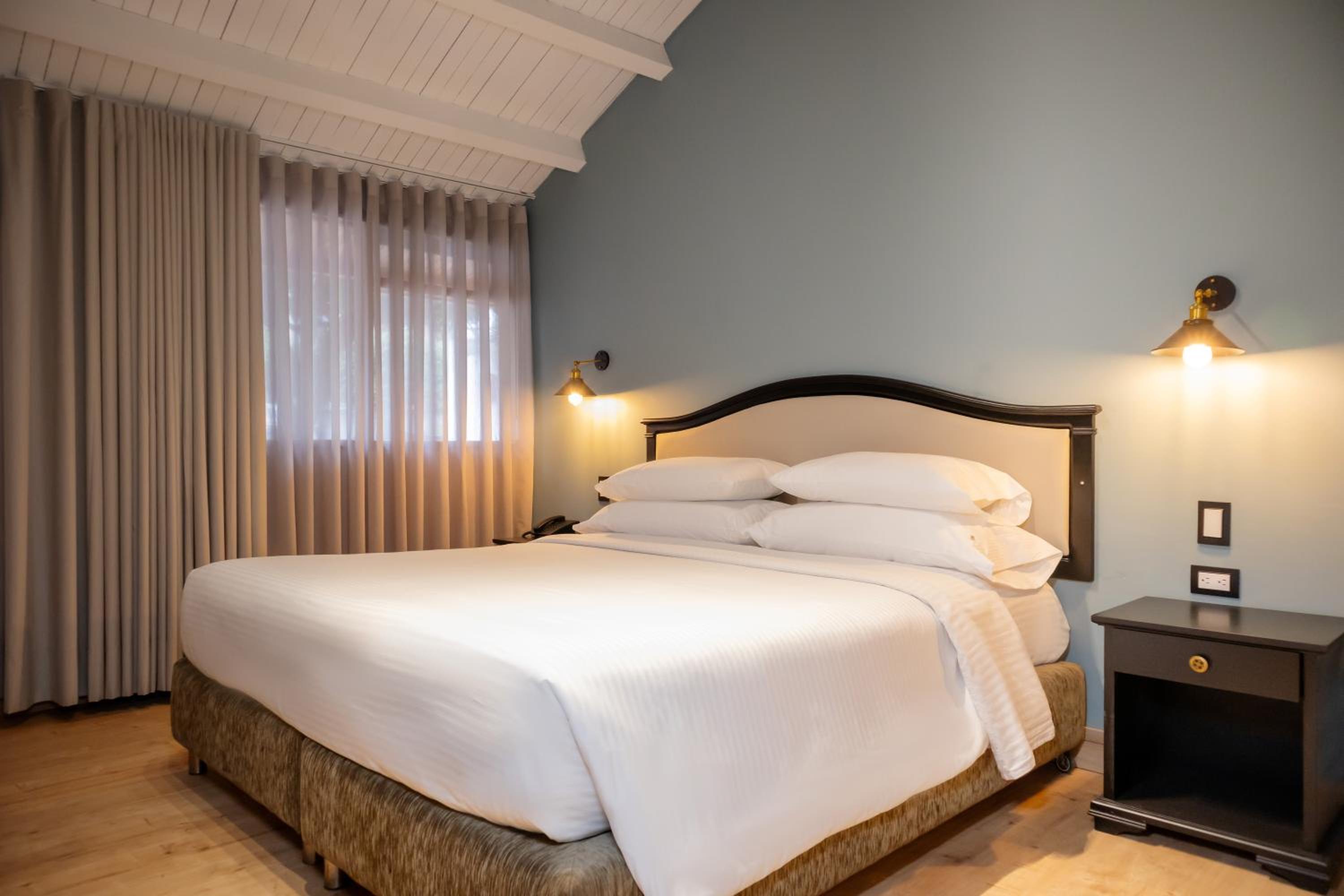 King Junior Suite - Non-Smoking - Photo 4