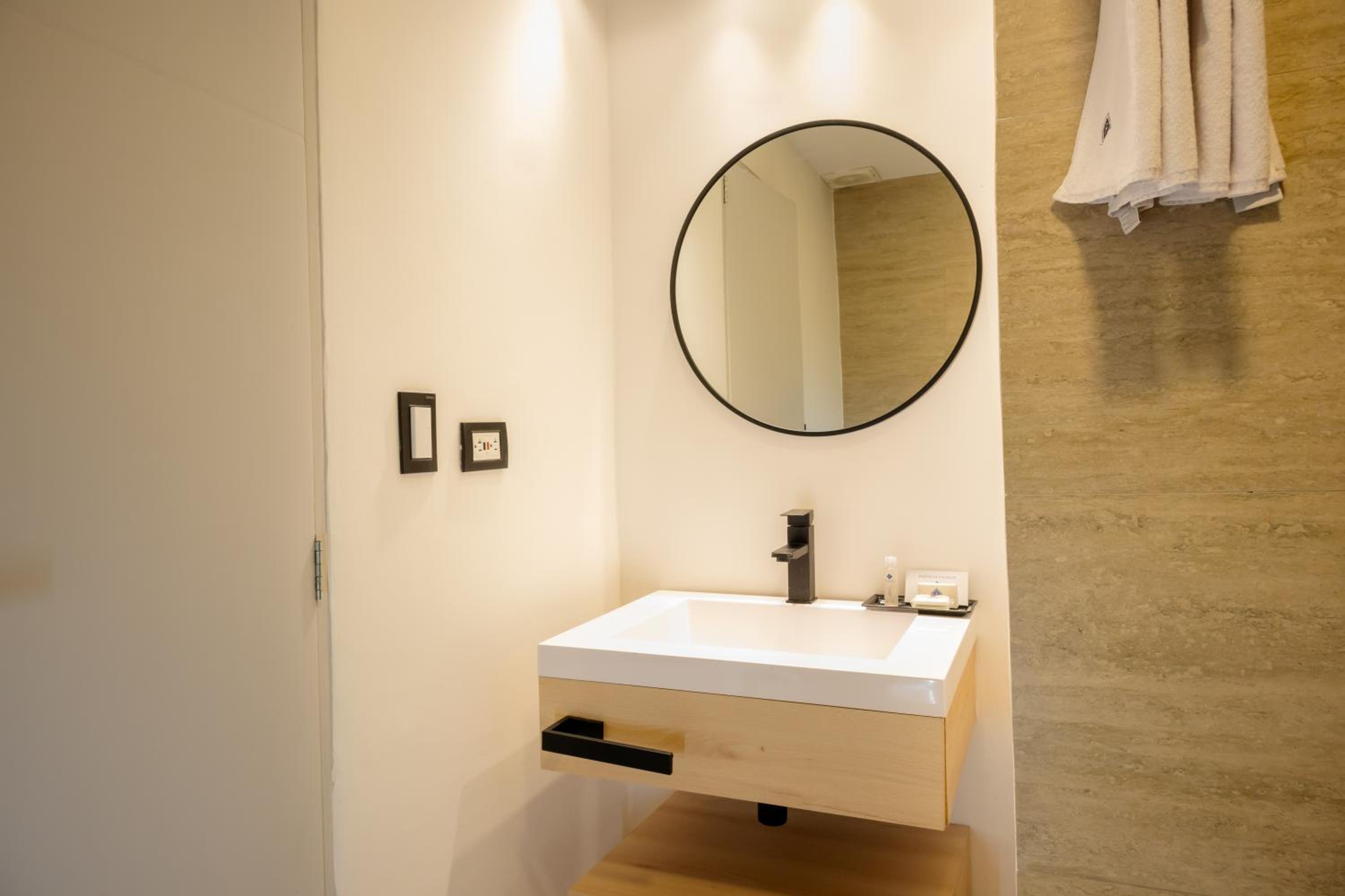 King Junior Suite - Non-Smoking - Photo 3