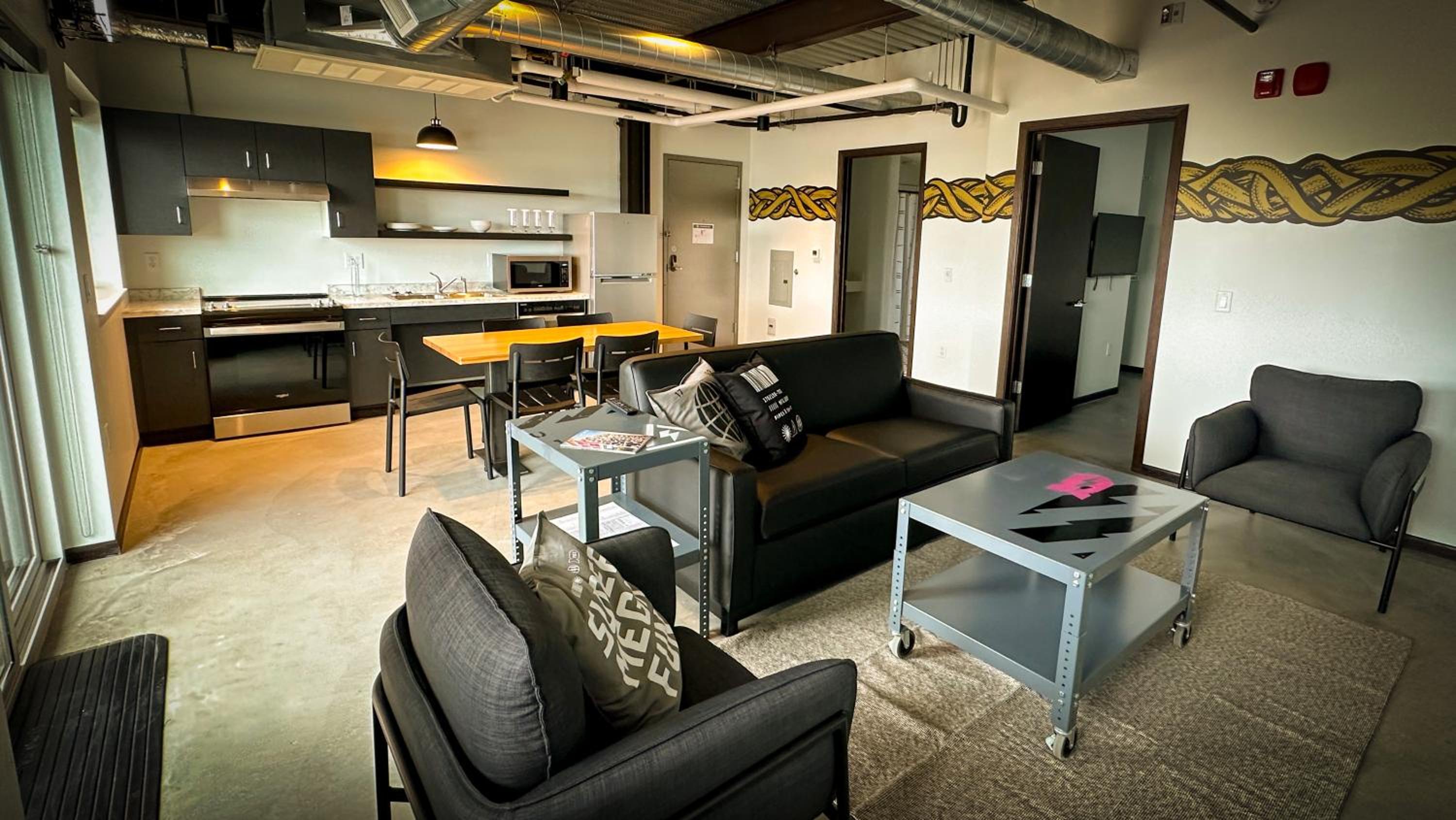 King Suite with Balcony - Photo 4