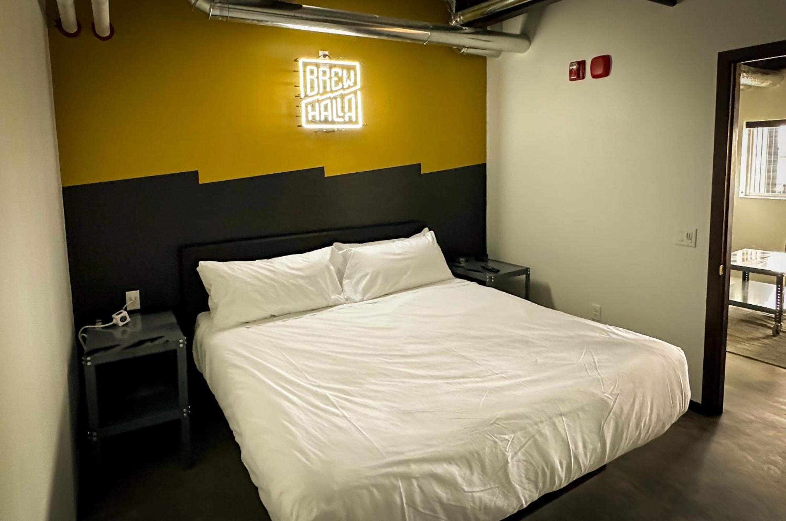 King Suite with Balcony - Photo 2