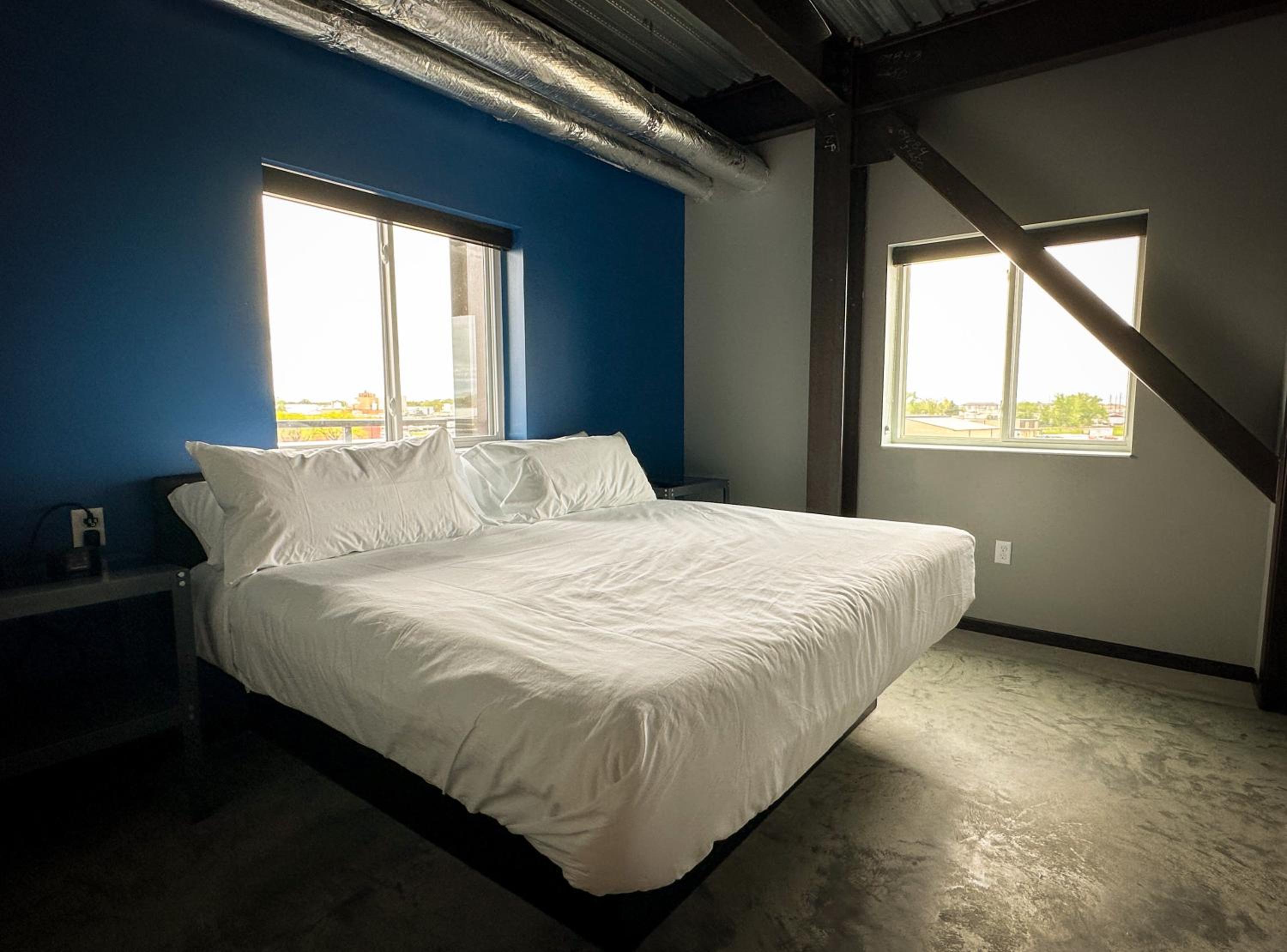 One-Bedroom Suite - Photo 4