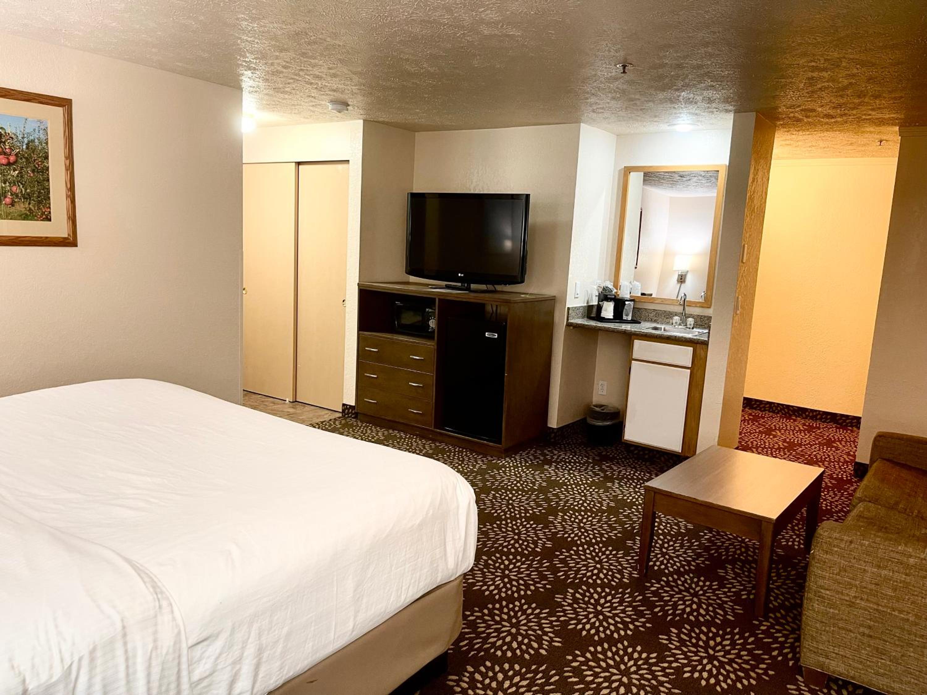 King Suite with Sofa Bed - Non Smoking - Photo 10