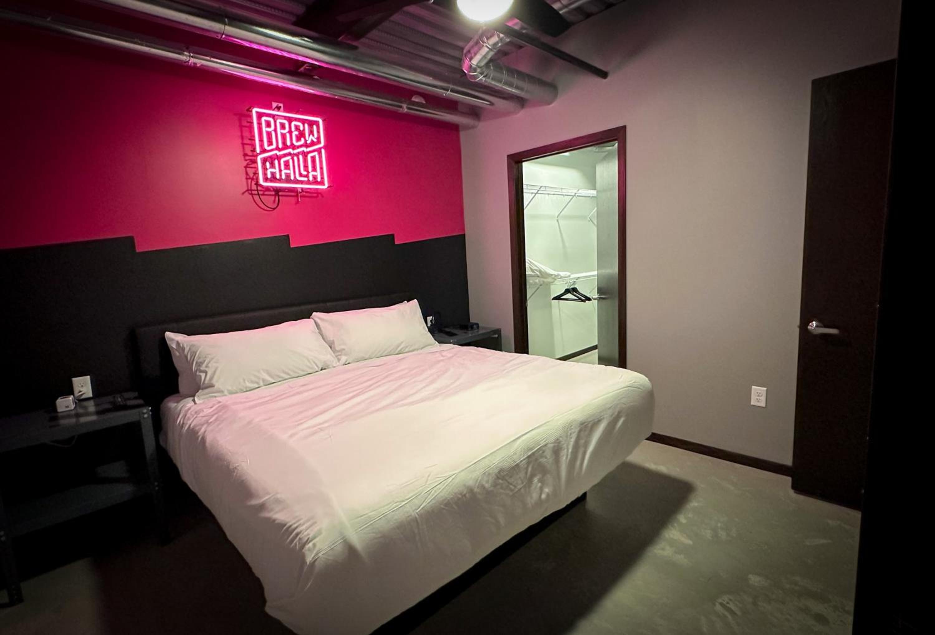 King Suite - Photo 2