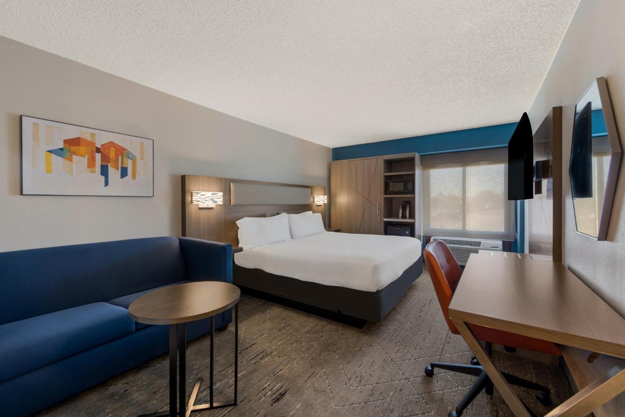 Standard King Room with Sofa Bed - Photo 1