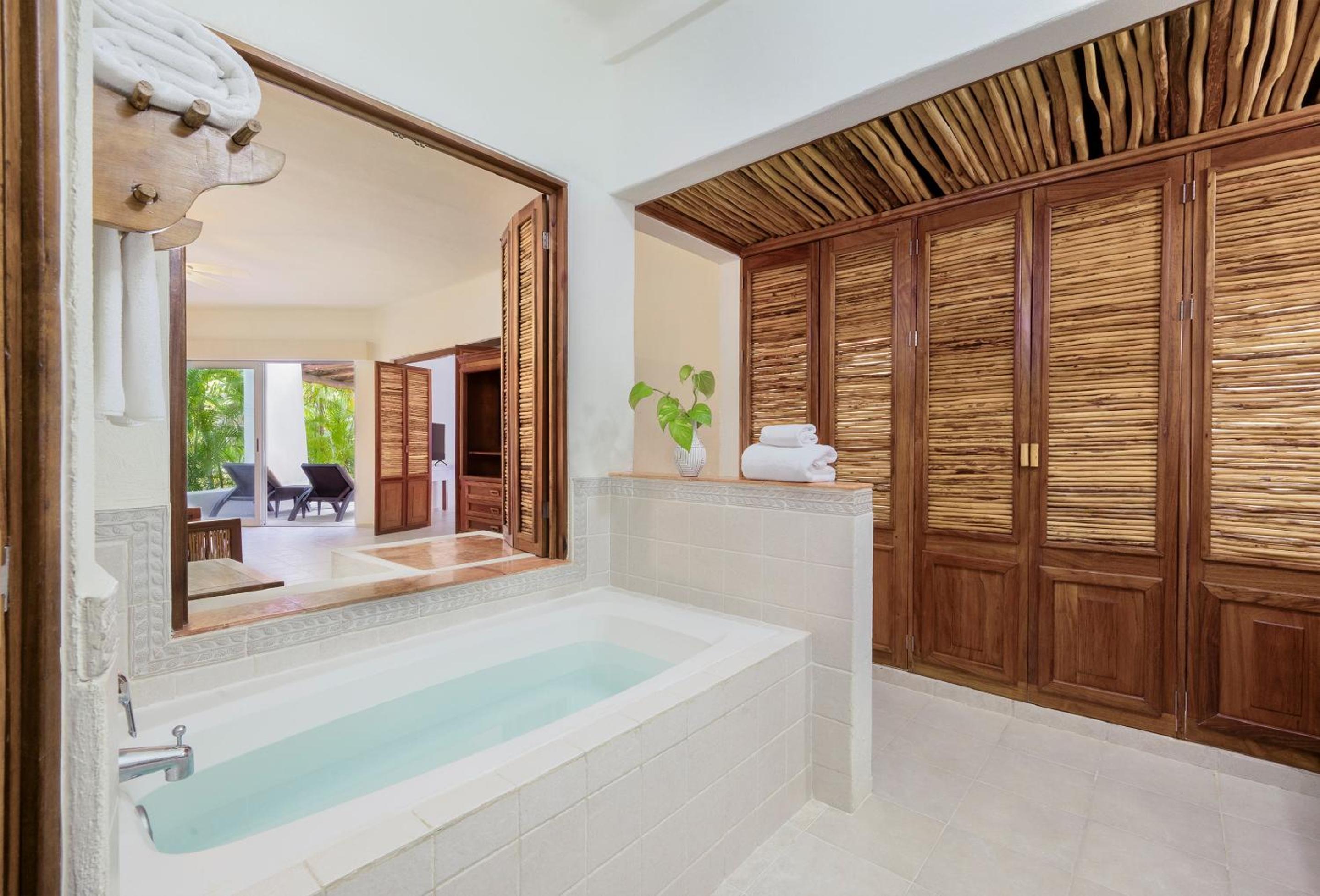 Master Suite with Plunge Pool photo 3