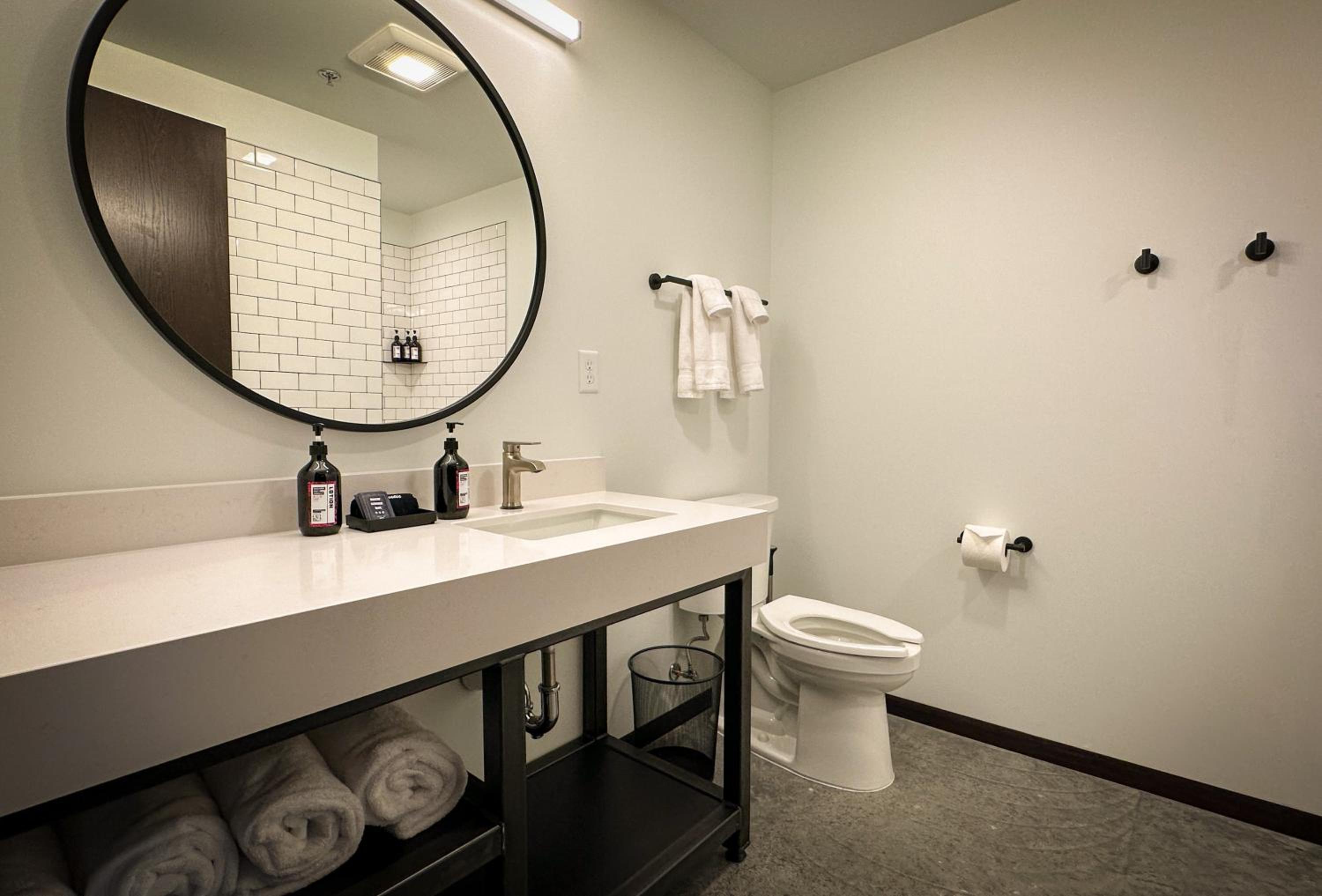 Deluxe King Room - Photo 2