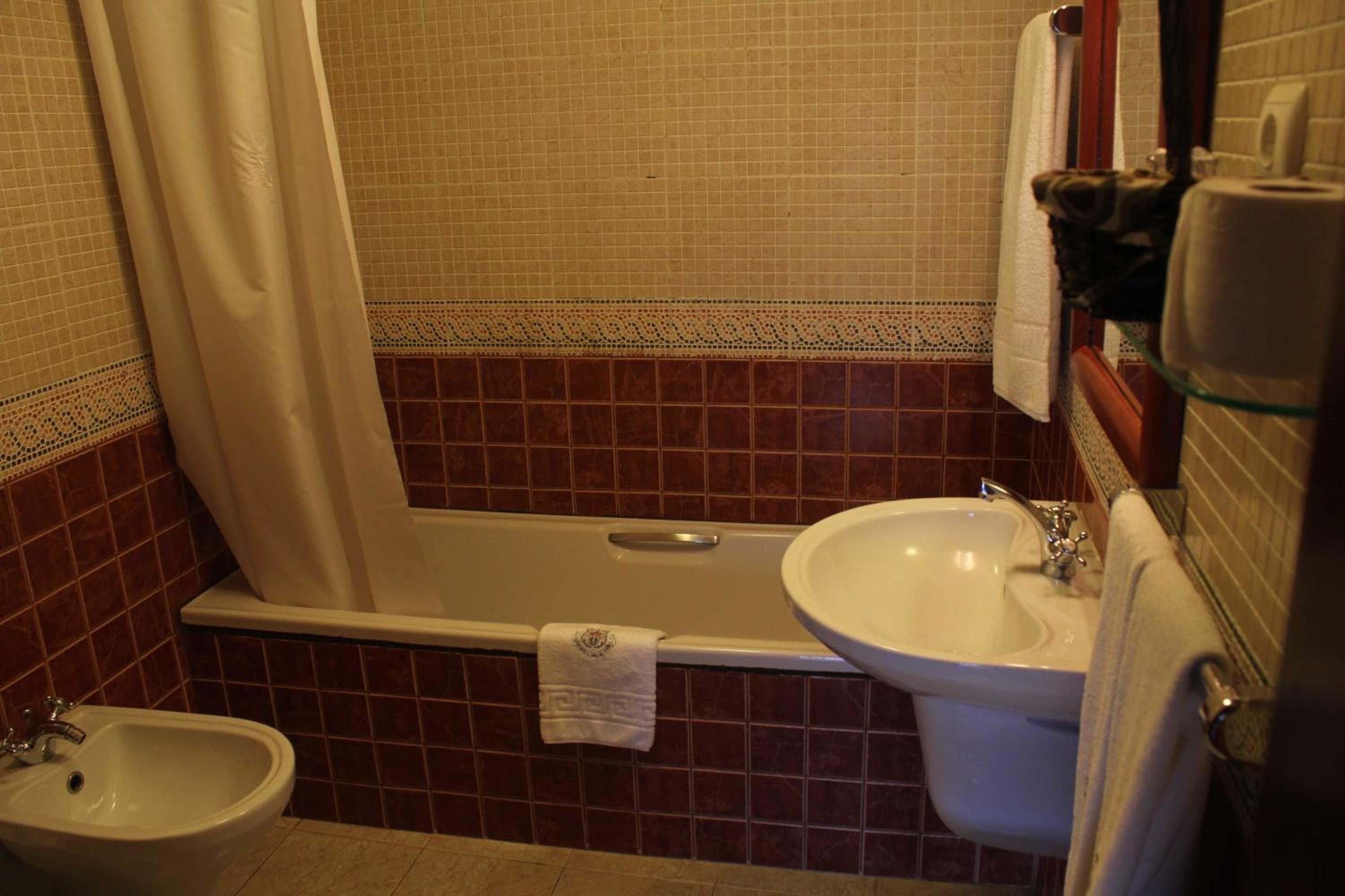 Twin Room - Photo 3