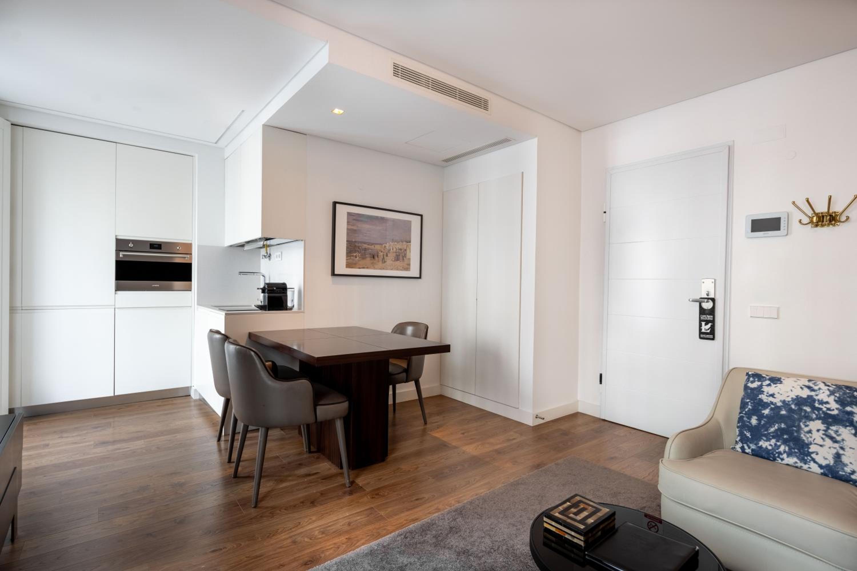 One-Bedroom Apartment photo 2
