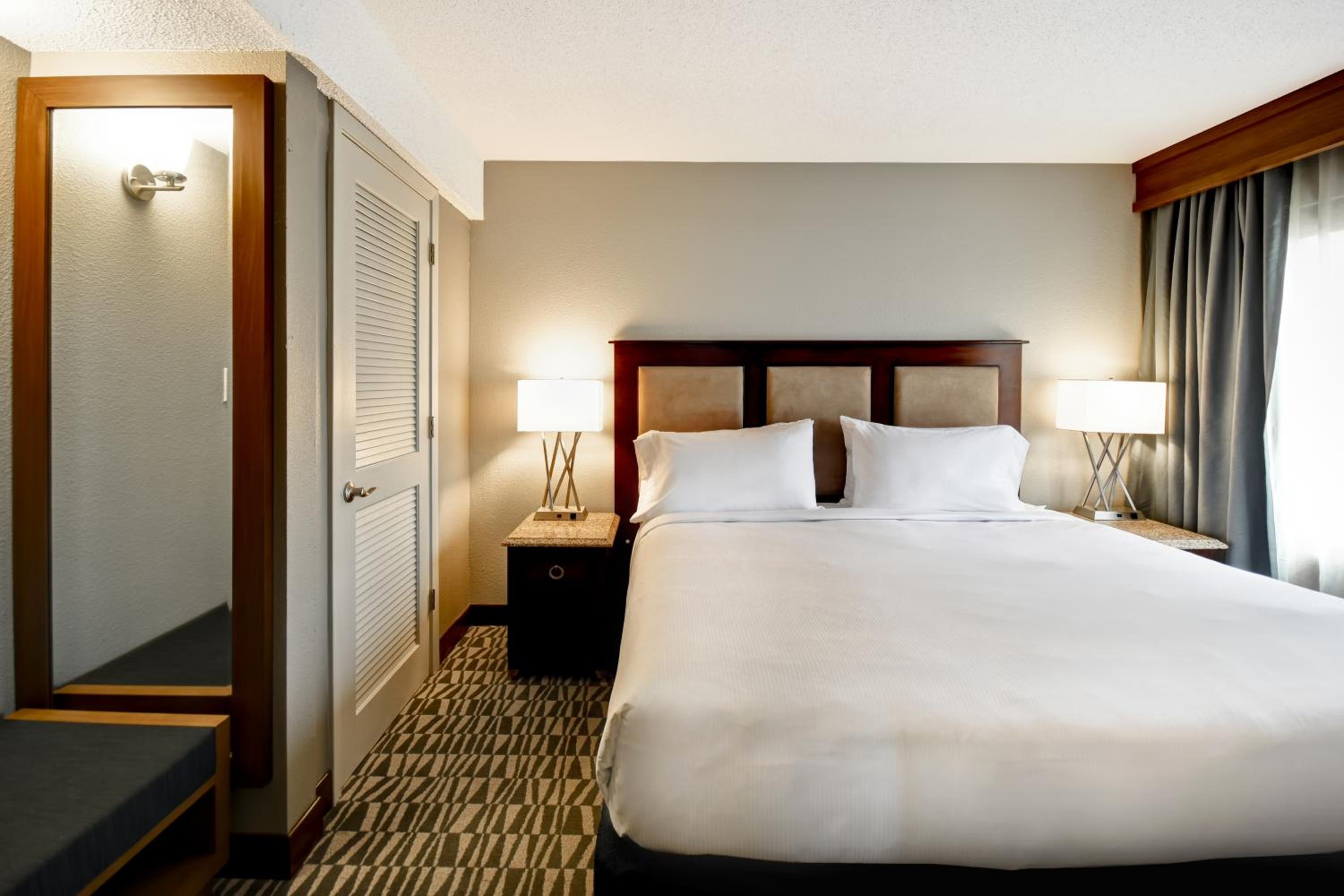 King Room with King Bed - Non-Smoking - Photo 2