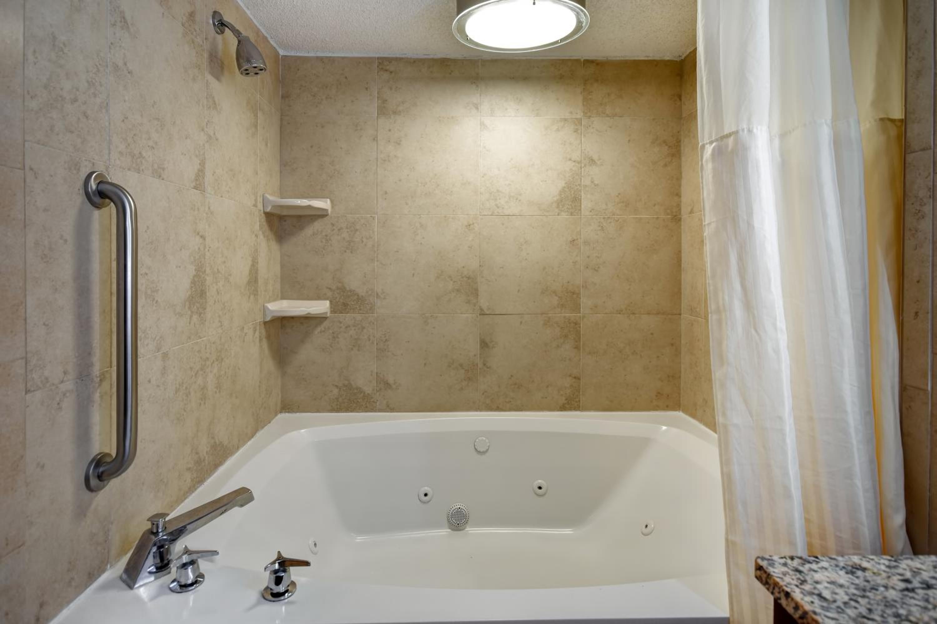 King Suite with Whirlpool - Non-Smoking photo 2