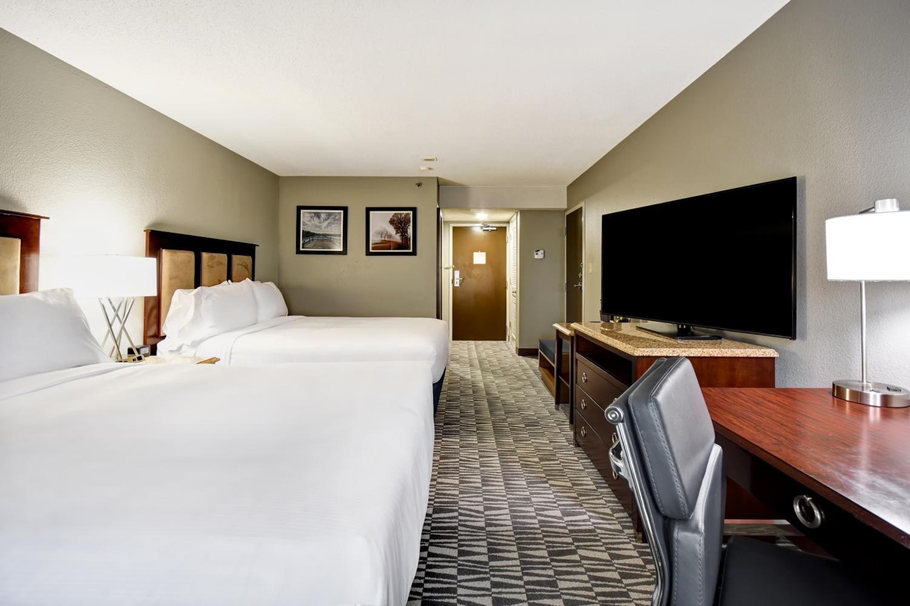 Queen Room with Two Queen Beds - Non-Smoking - Photo 1