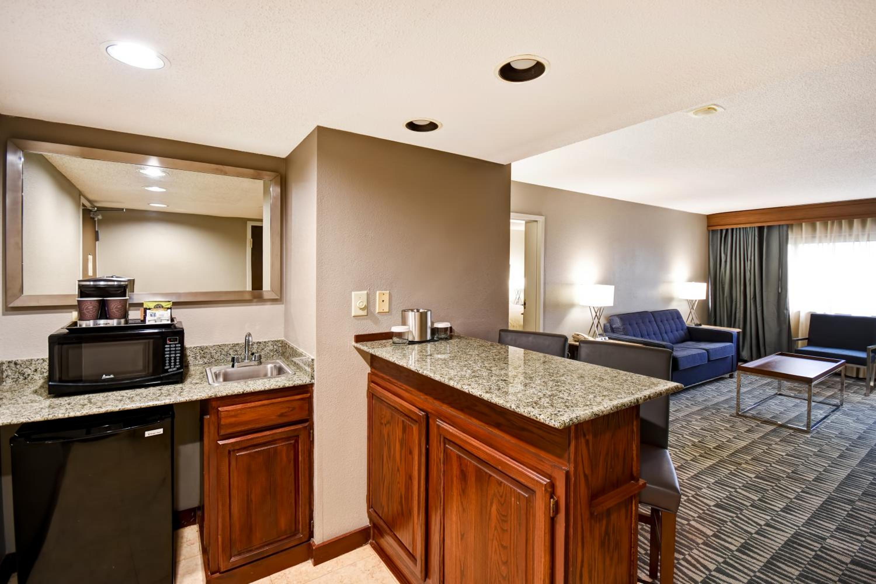 King Suite with Whirlpool - Non-Smoking - Photo 2