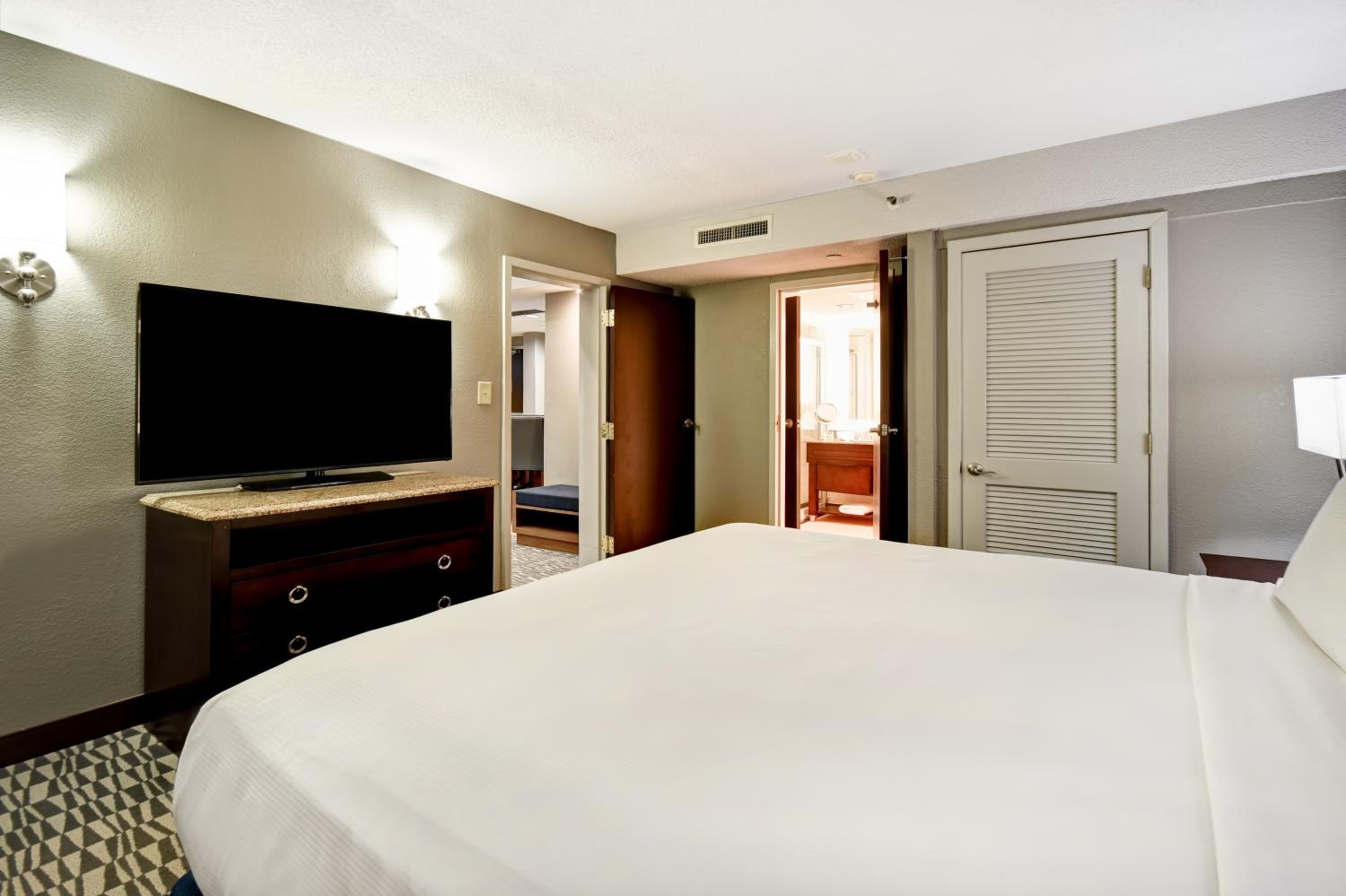 King Suite with Whirlpool - Non-Smoking - Photo 3