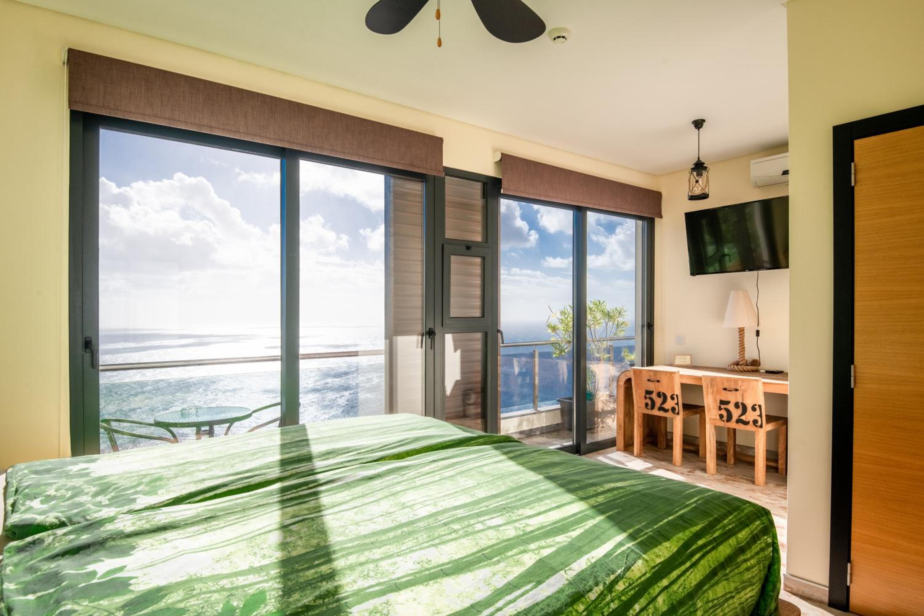 Deluxe Double Room with Balcony - Photo 17