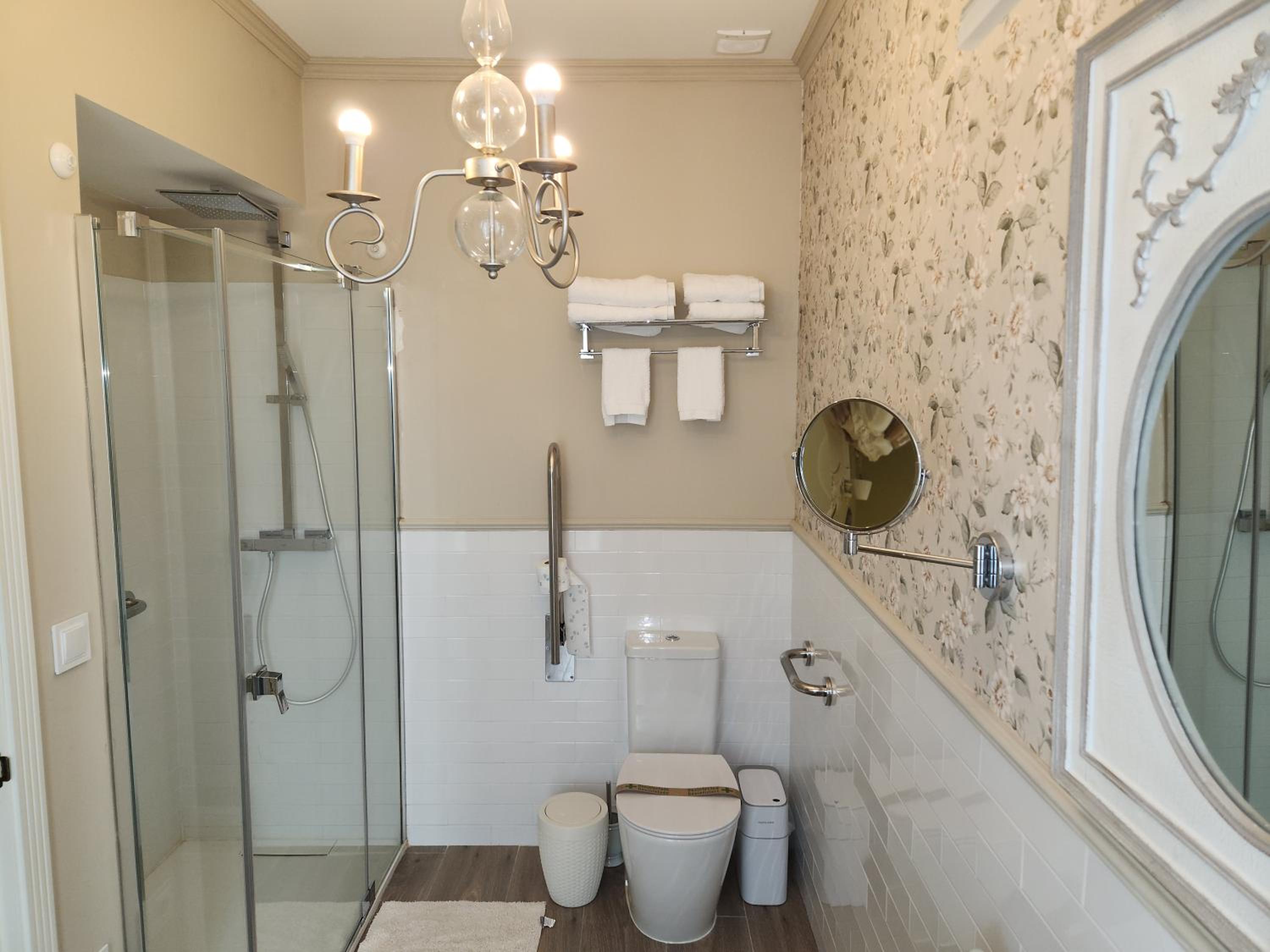 Deluxe King Room - Photo 11