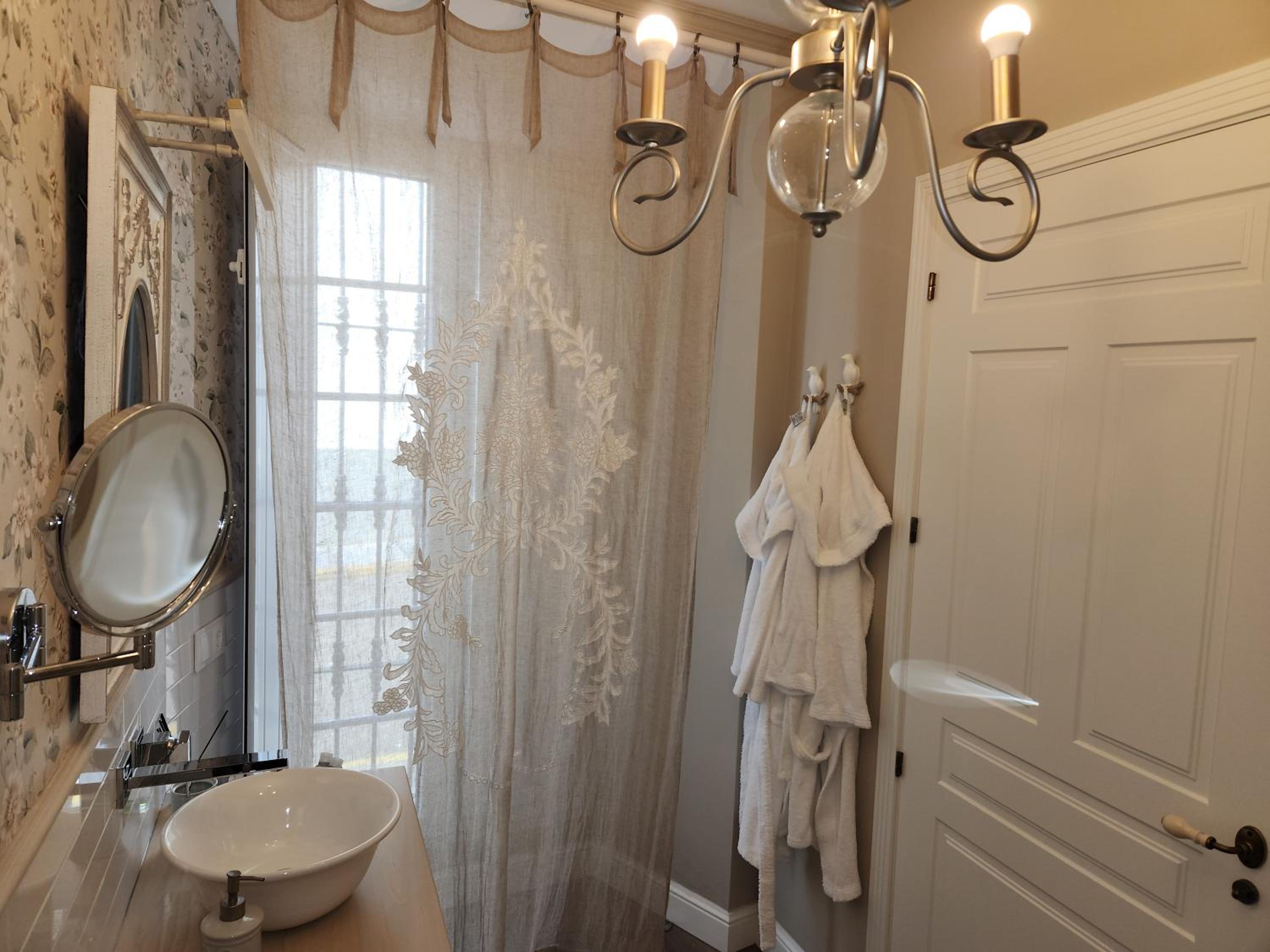 Deluxe King Room - Photo 13