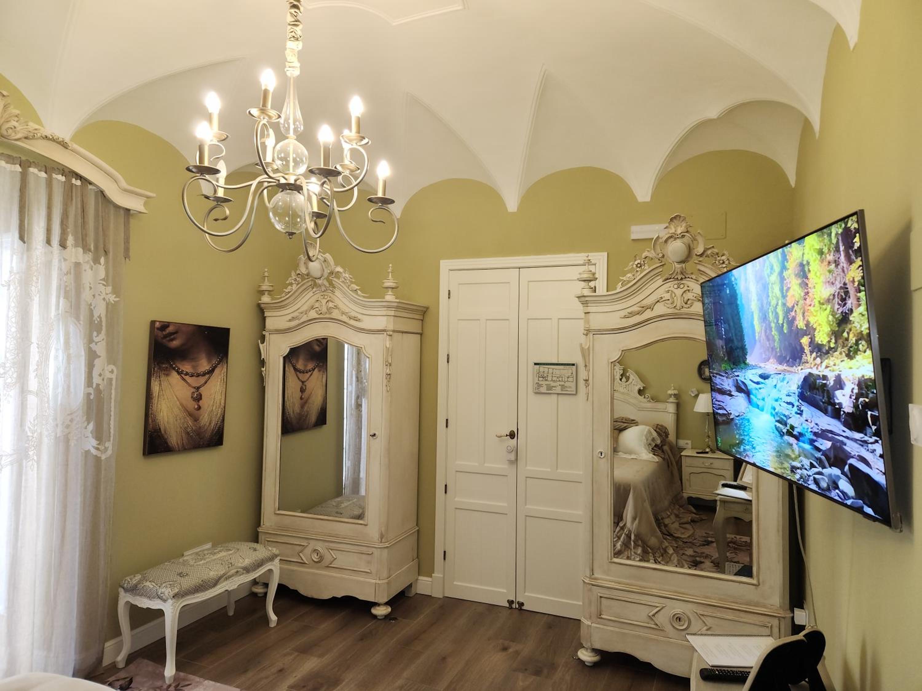 Deluxe King Room - Photo 9