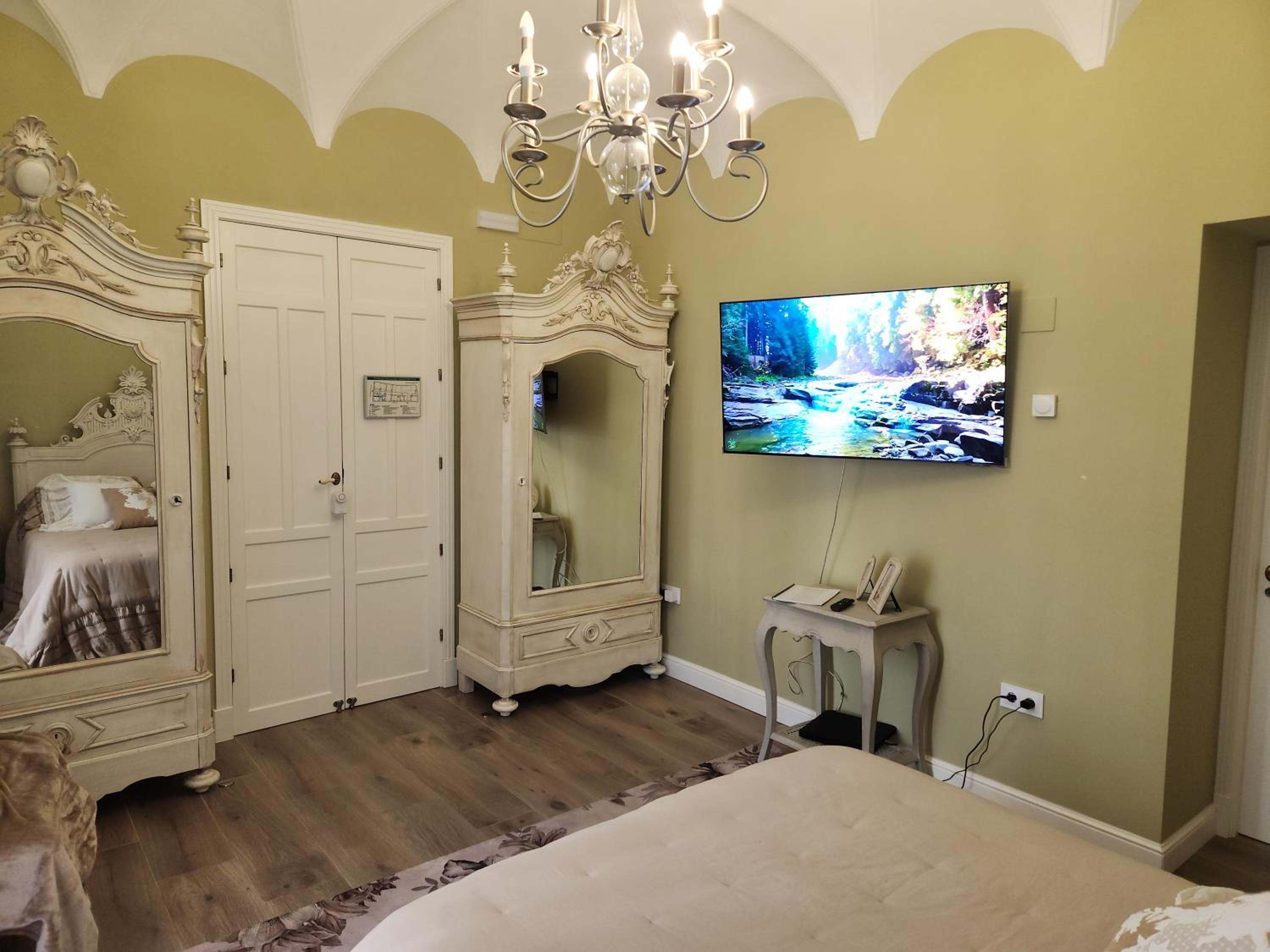 Deluxe King Room - Photo 10