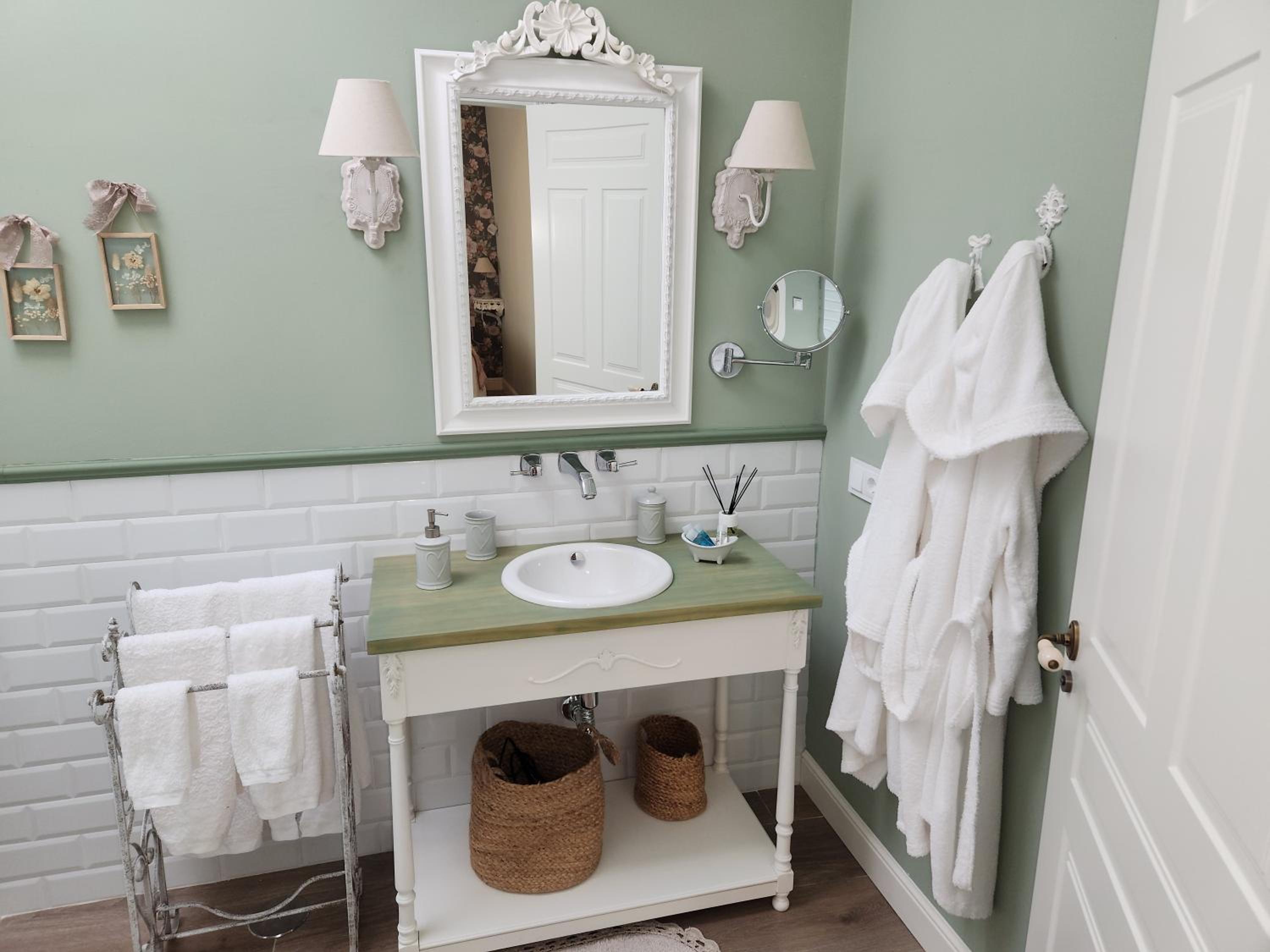 Deluxe King Room - Photo 16