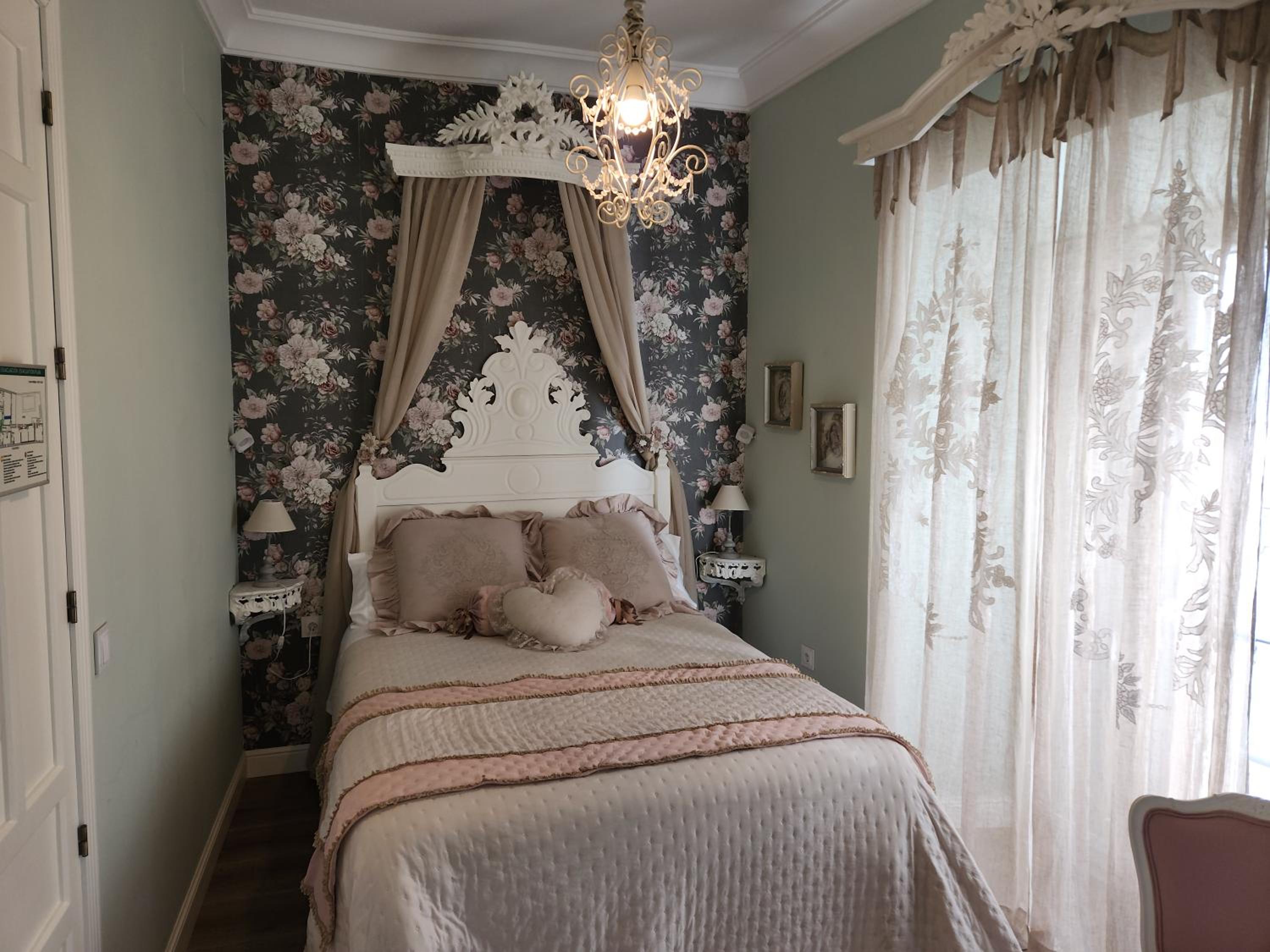 Deluxe King Room - Photo 14