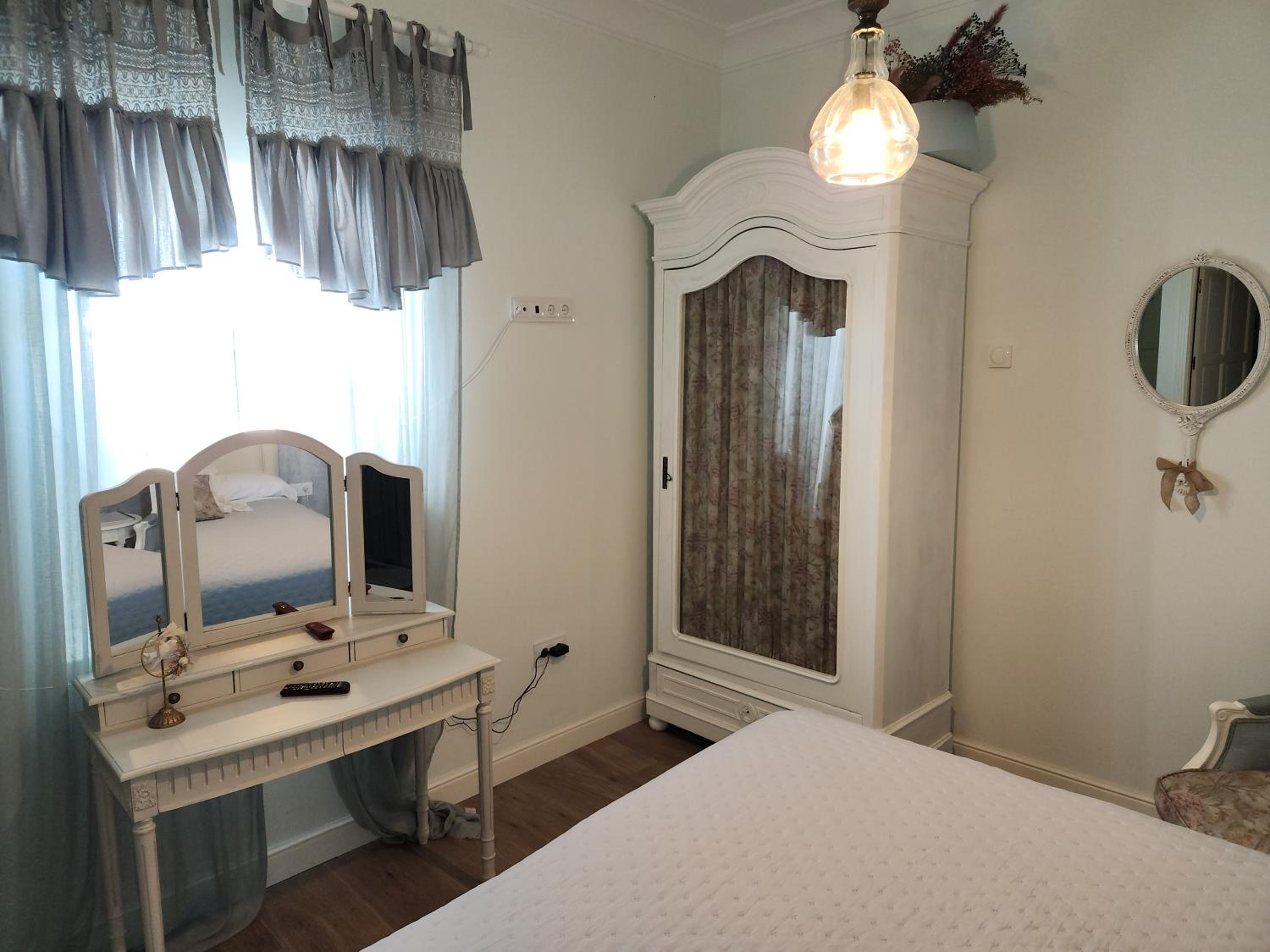Deluxe King Room - Photo 3