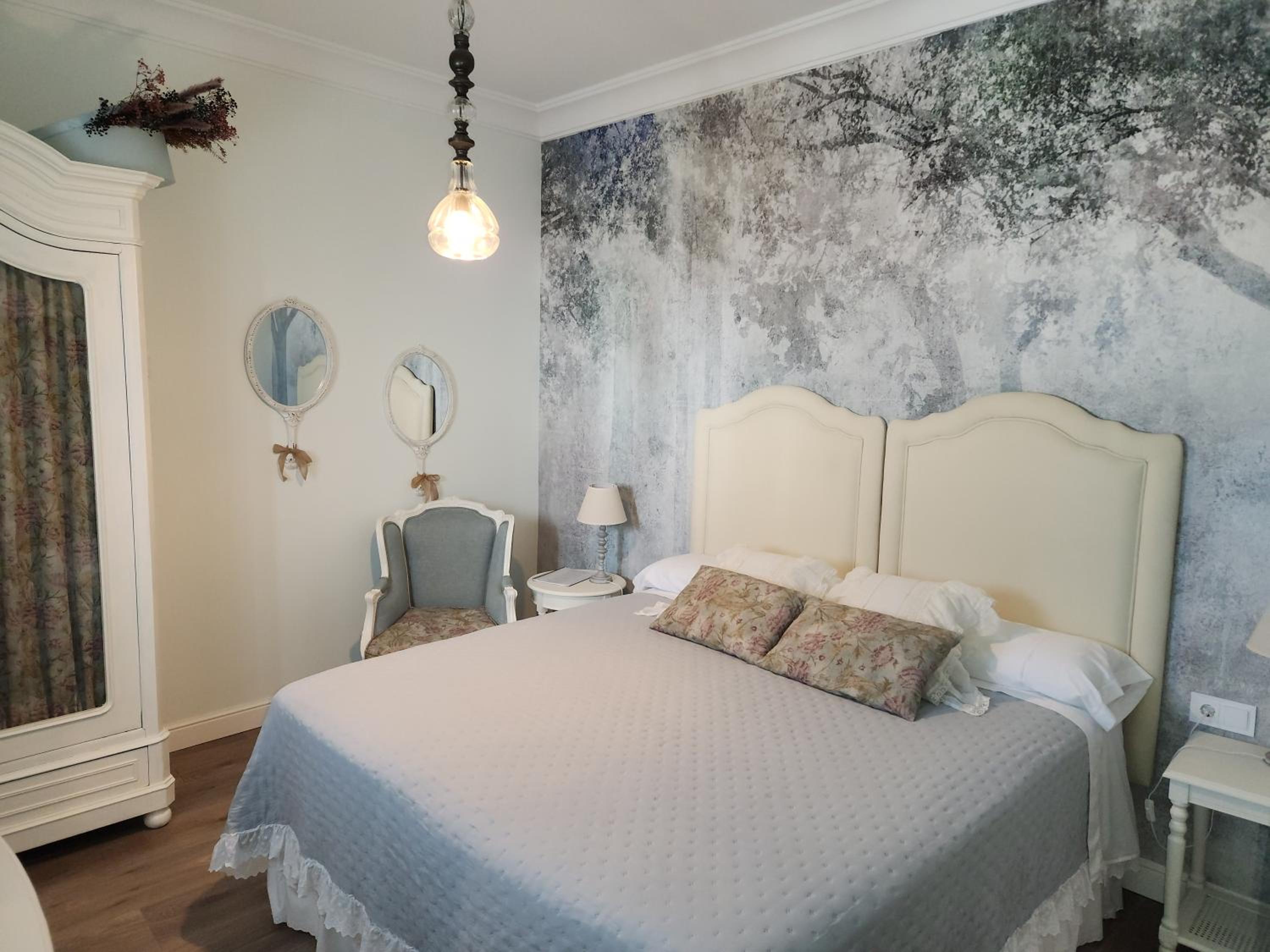 Deluxe King Room - Photo 8
