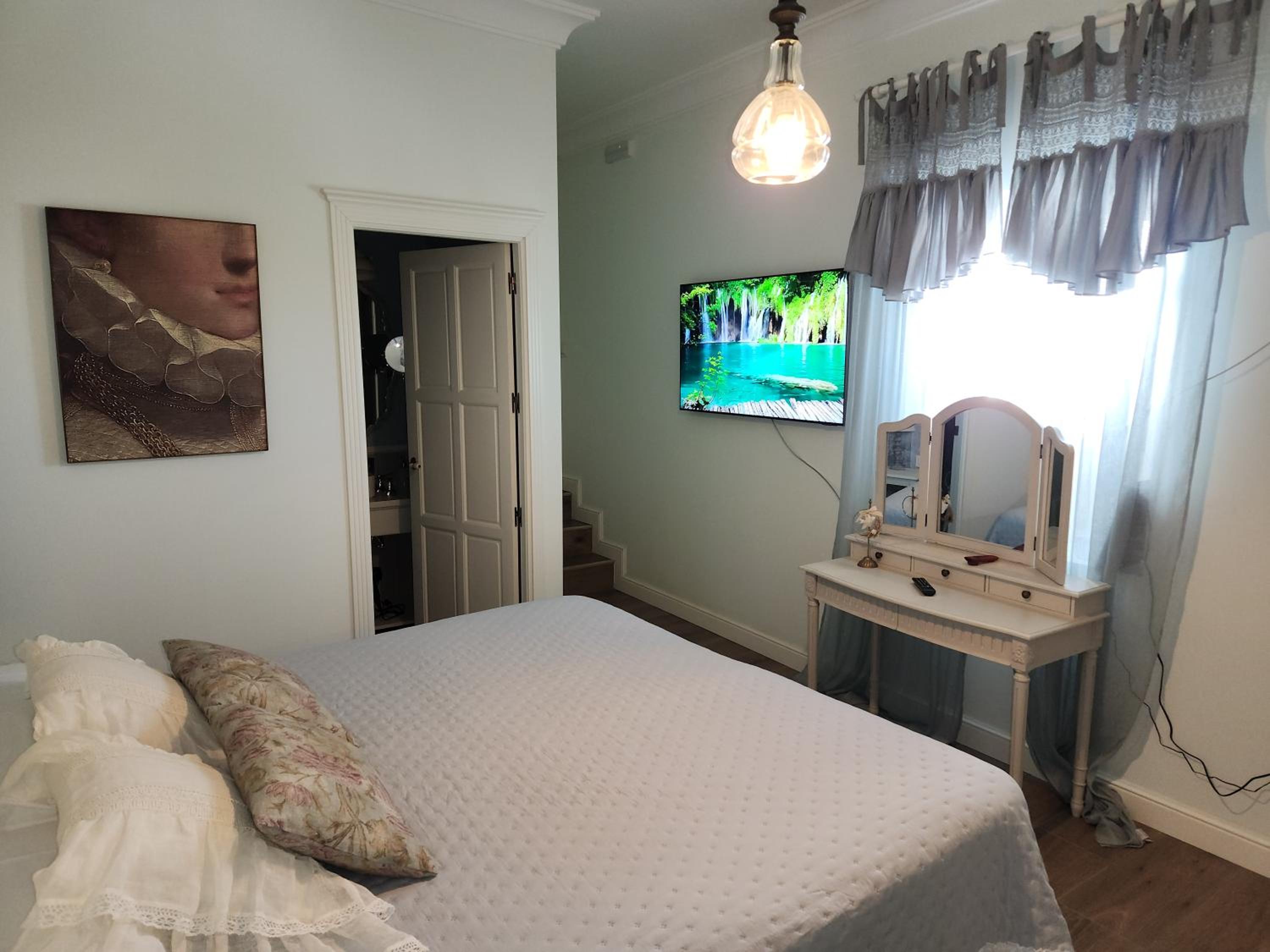 Deluxe King Room - Photo 2