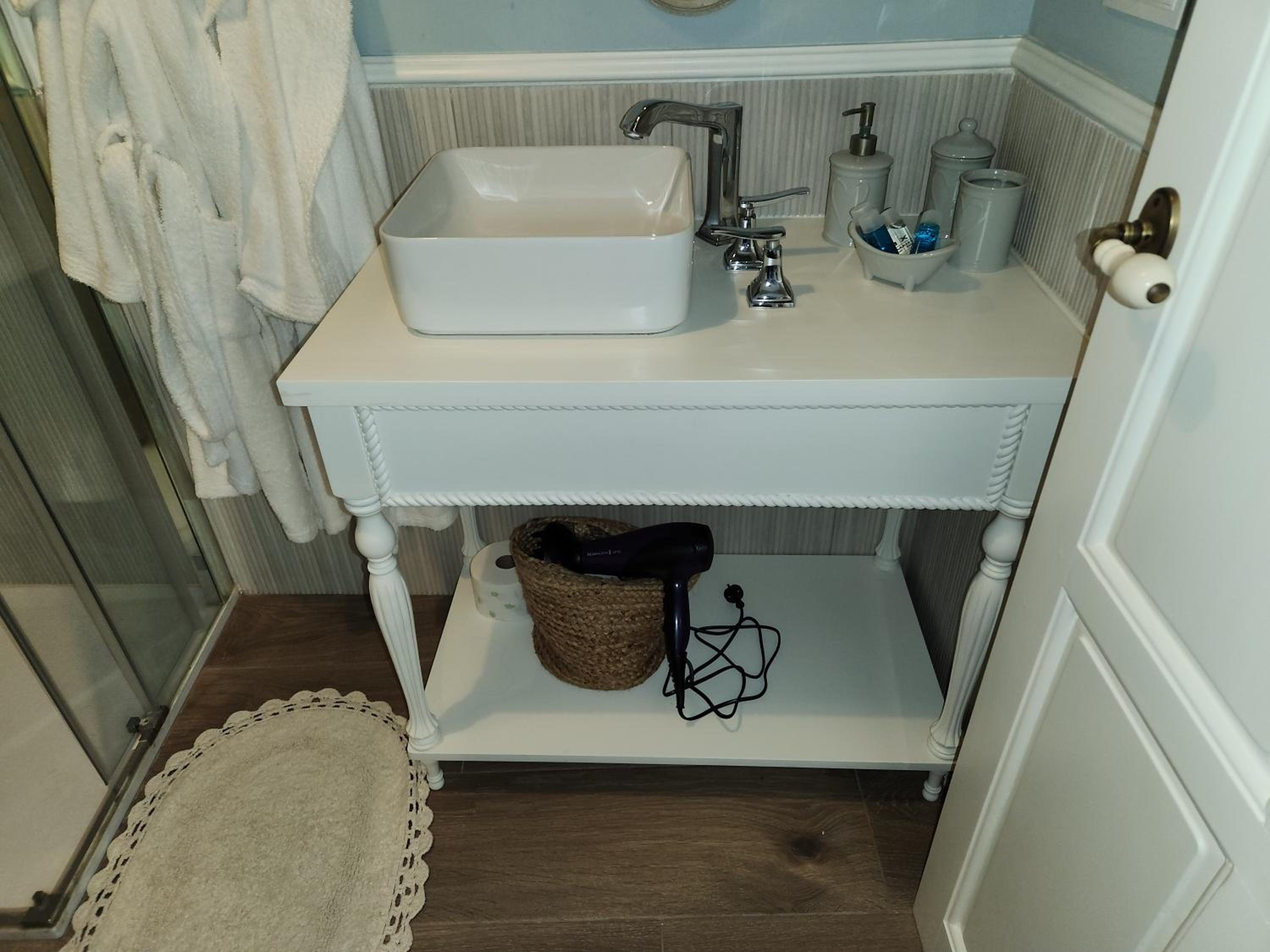 Deluxe King Room - Photo 7