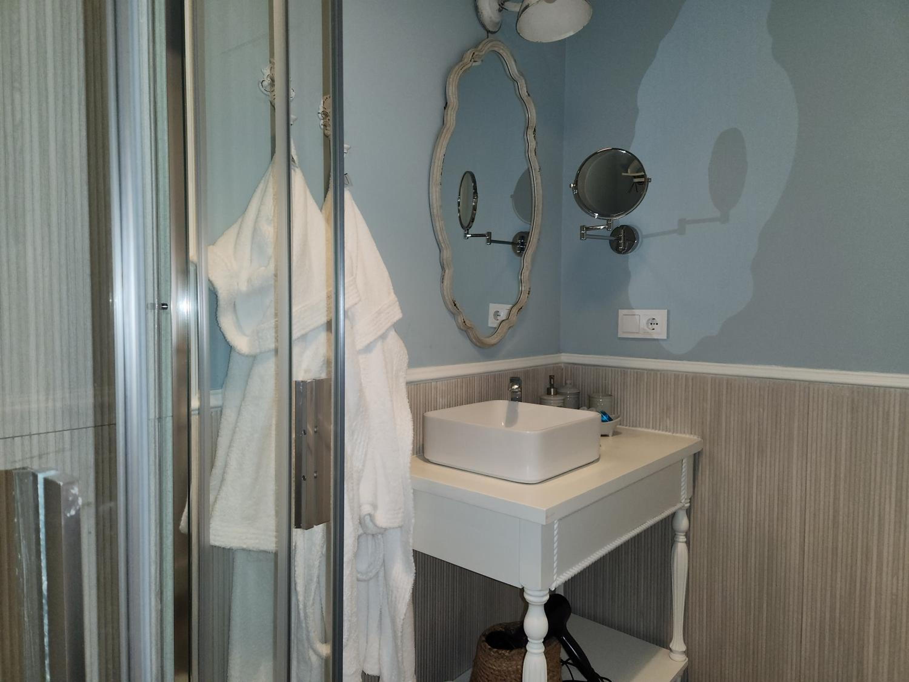 Deluxe King Room - Photo 6
