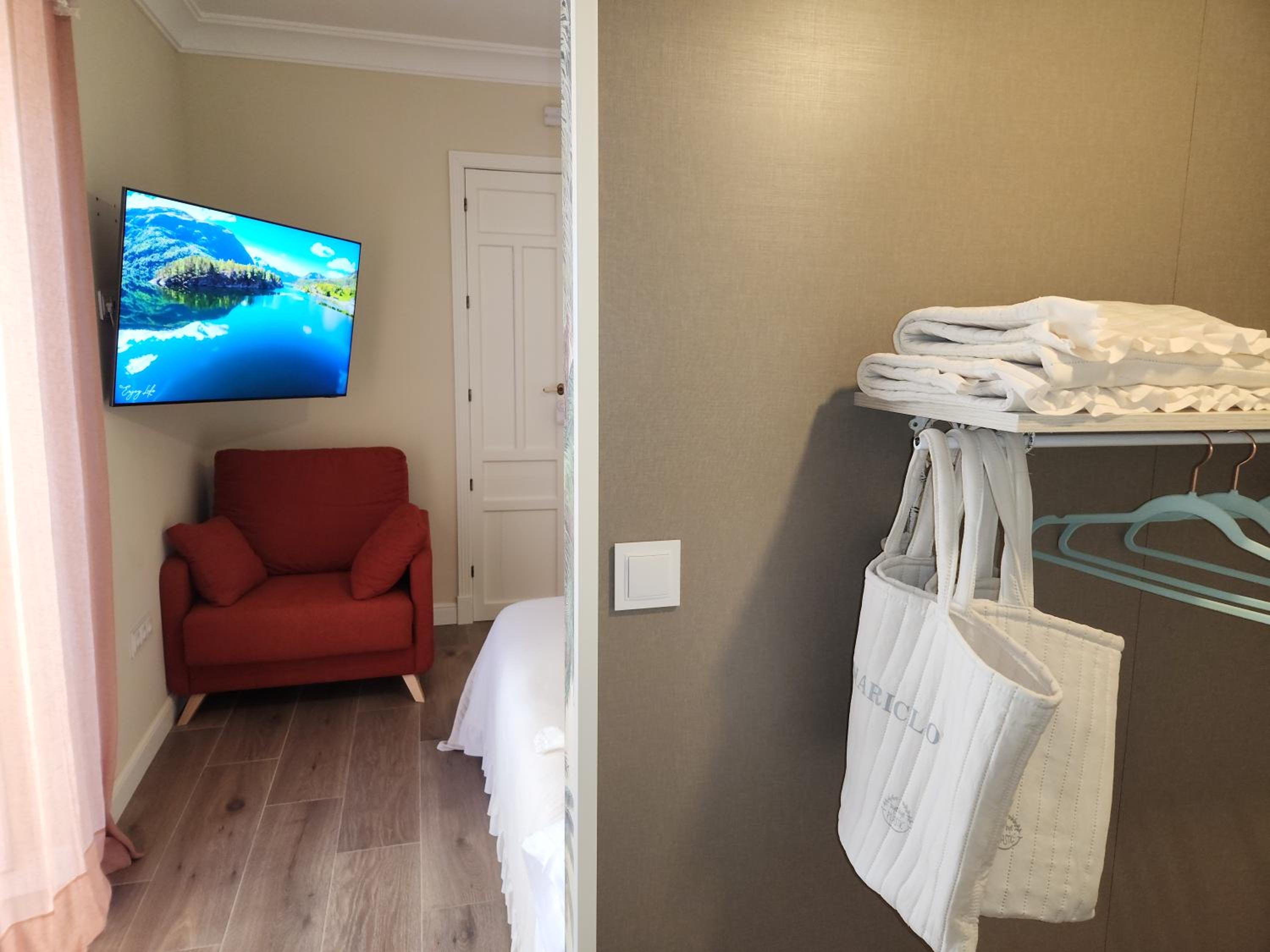 Triple Room with Balcony - Photo 7