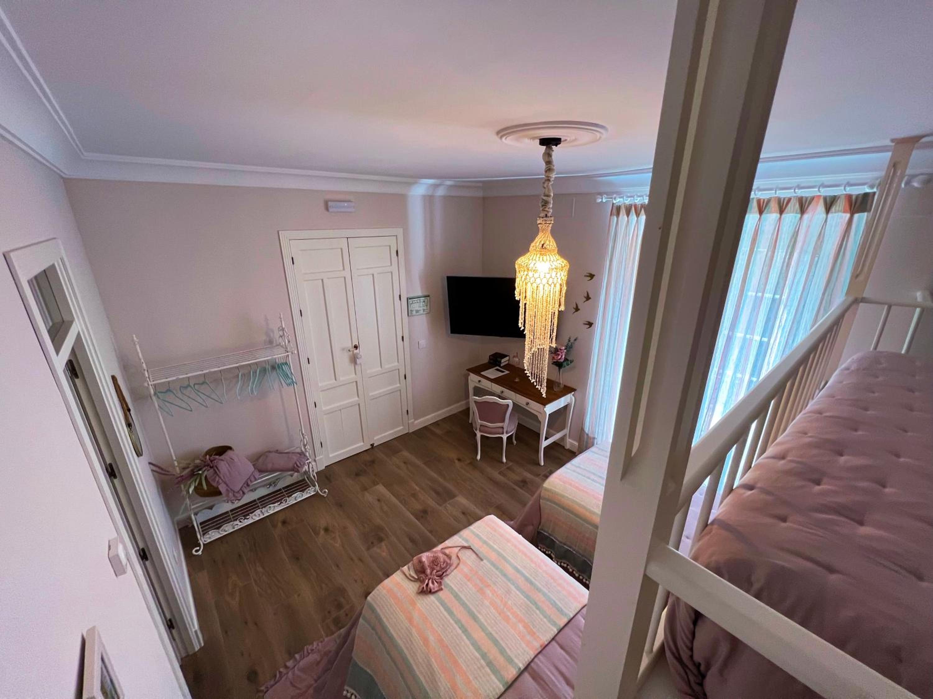 Triple Room with Balcony - Photo 5