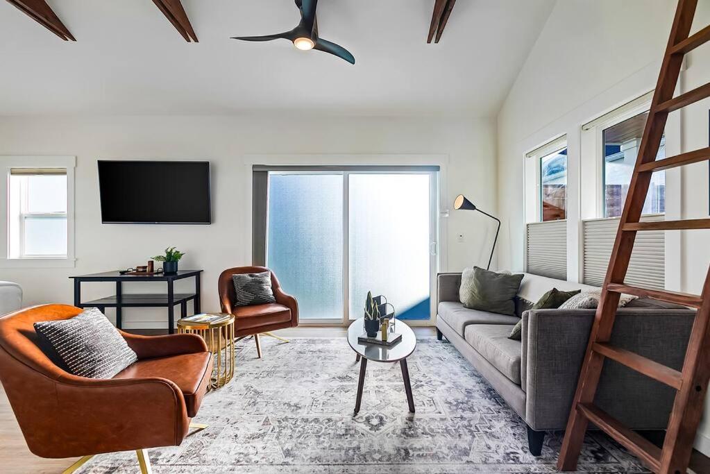 Studio Apartment - Photo 1