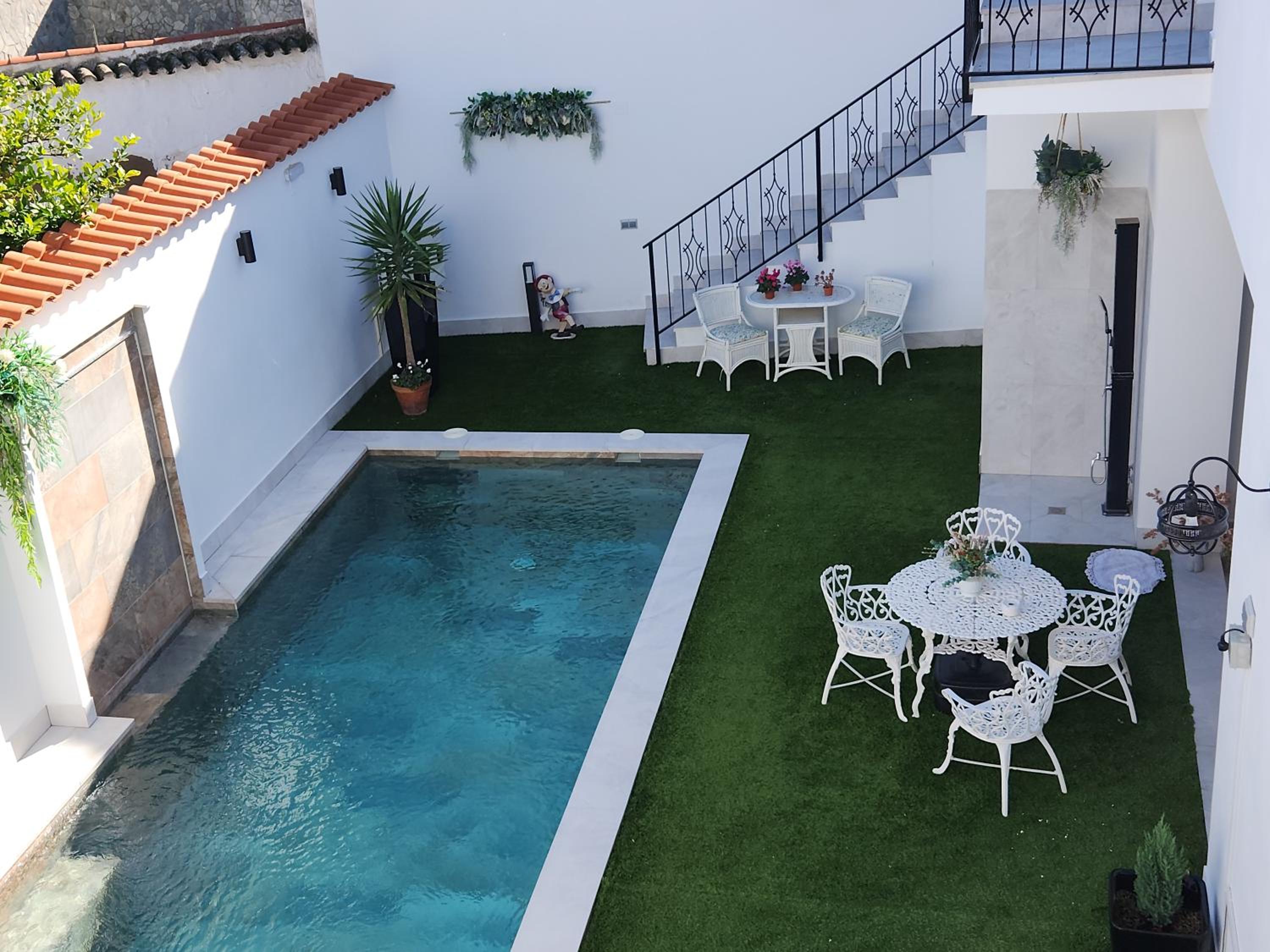 Junior Suite with Pool View - Photo 4
