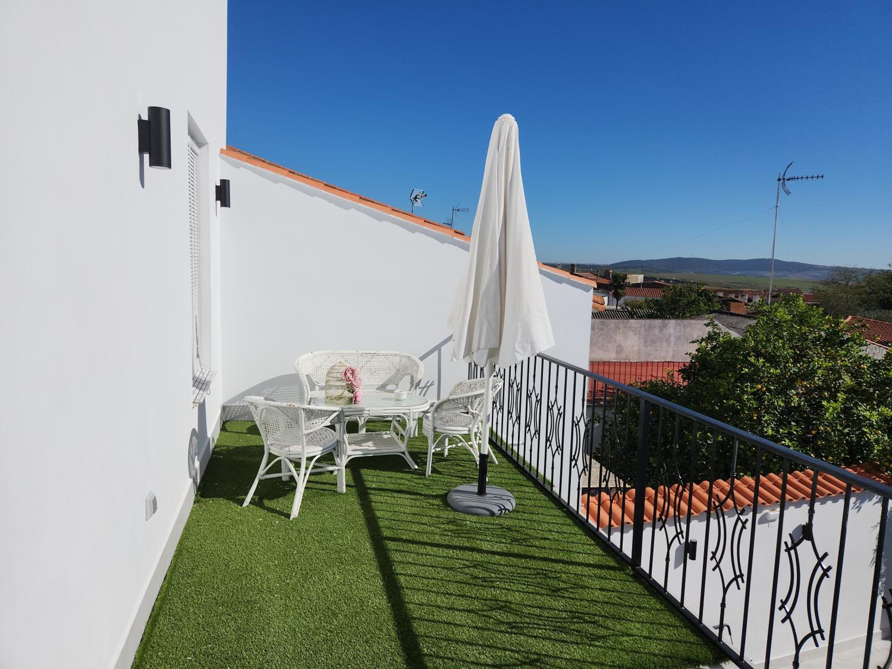 Junior Suite with Pool View - Photo 10