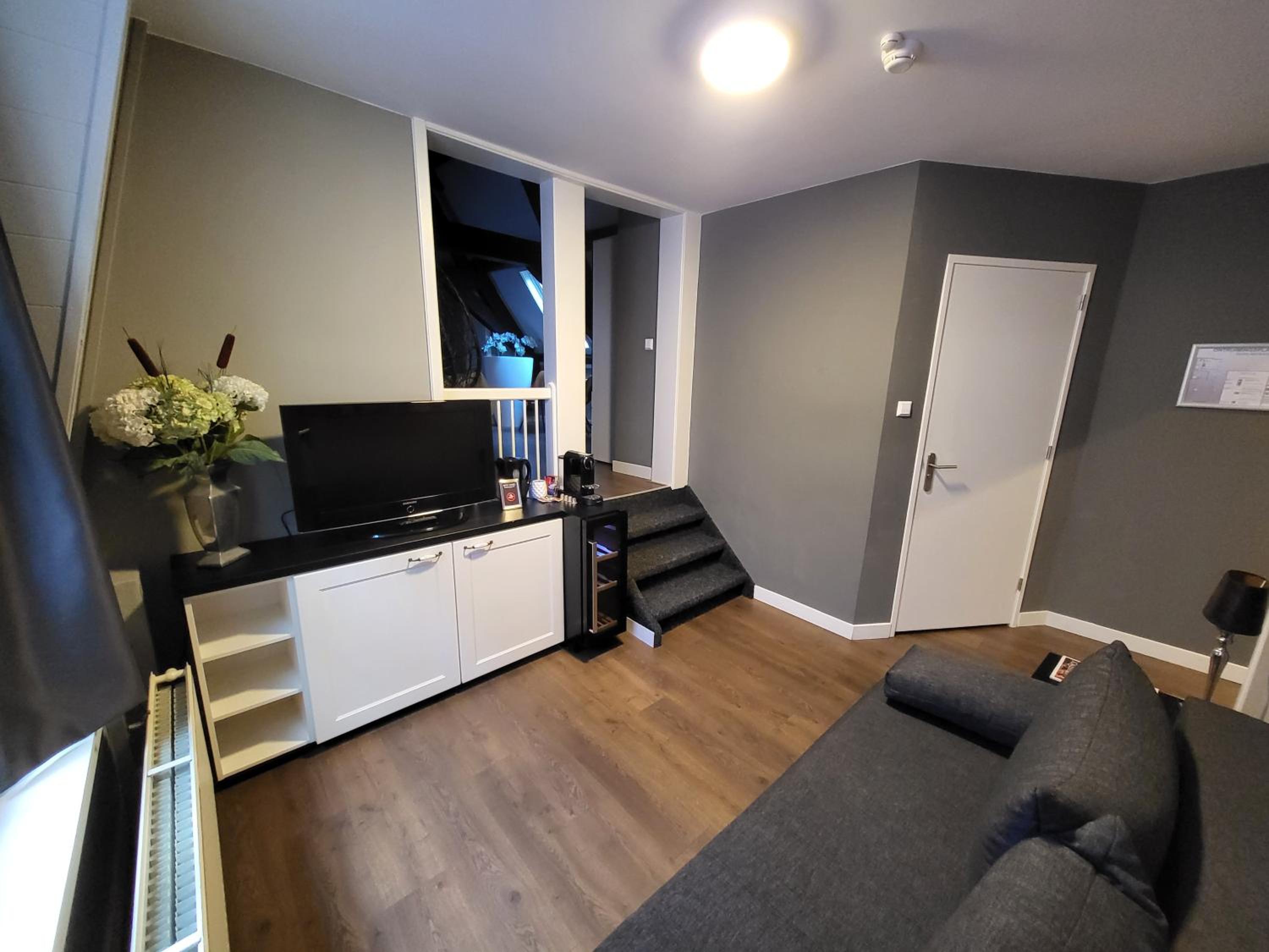 Two-Bedroom Suite - Photo 4