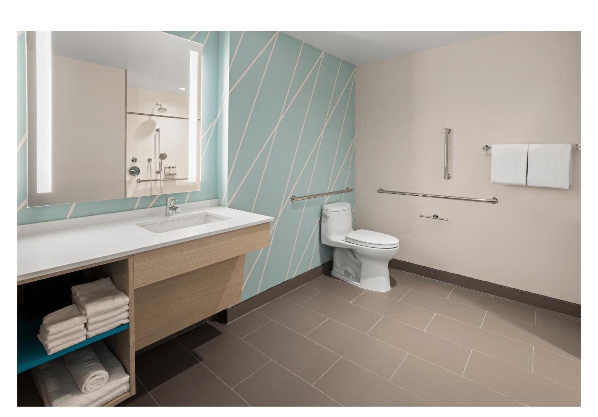 Mobility Accessible Room with Two Double Beds with Roll-In Shower - Photo 2