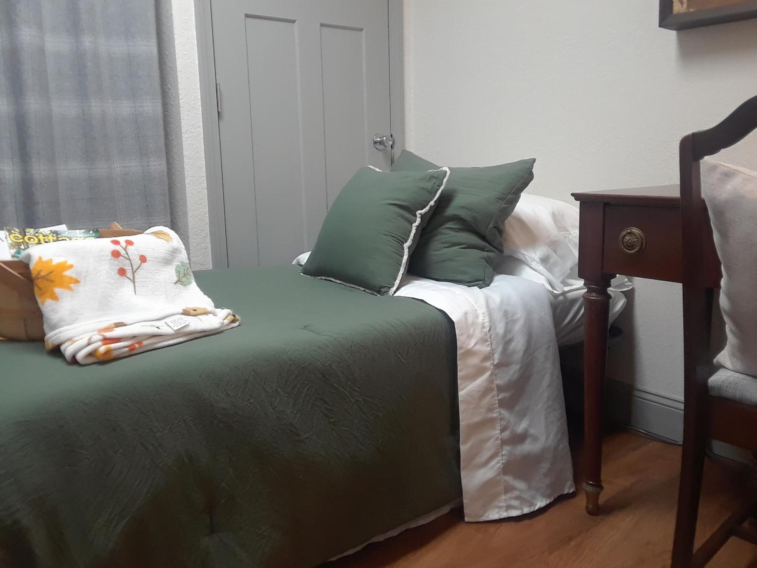 One-Bedroom Apartment photo 1