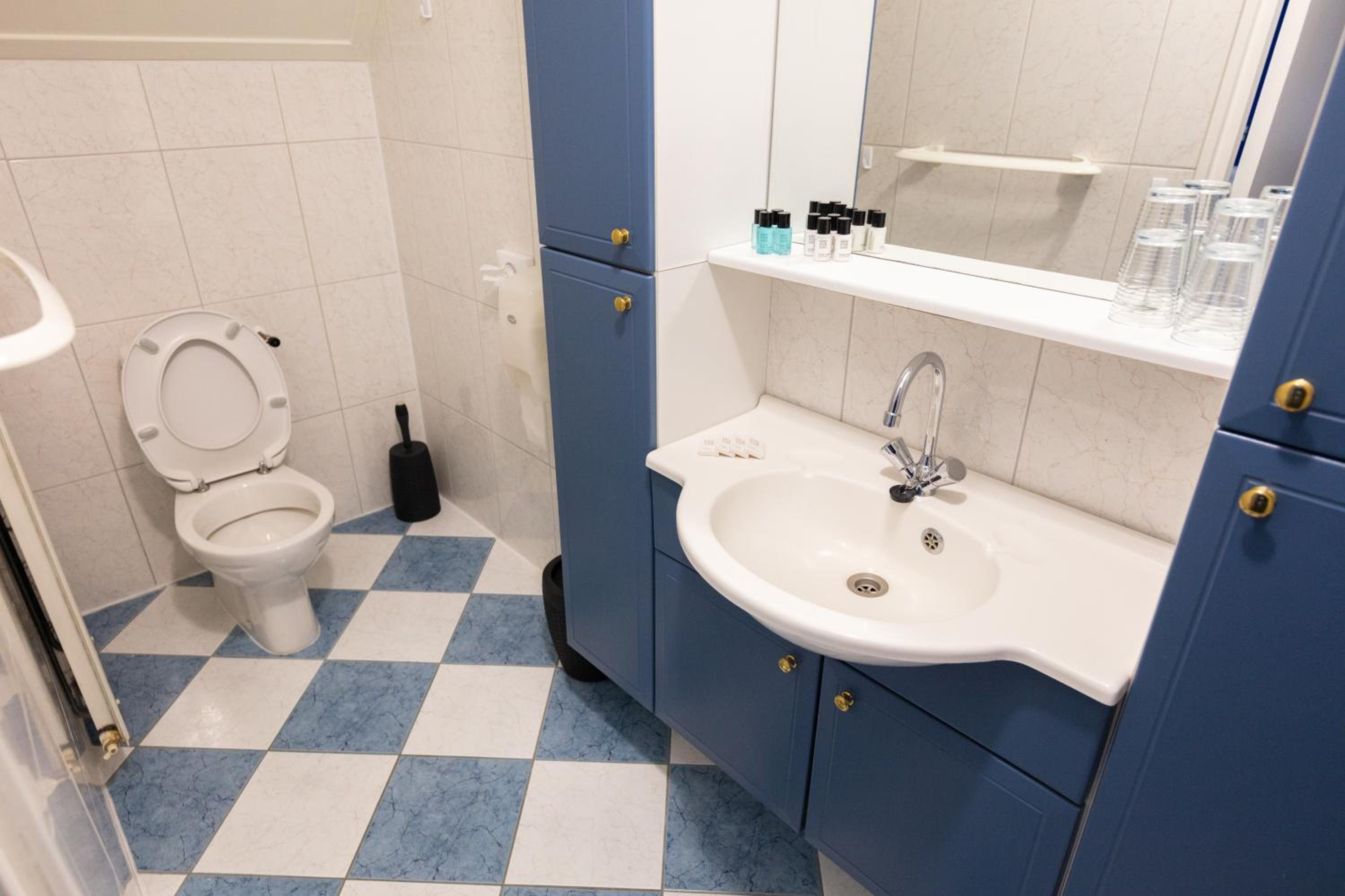 Twin Room with Bathroom photo 3