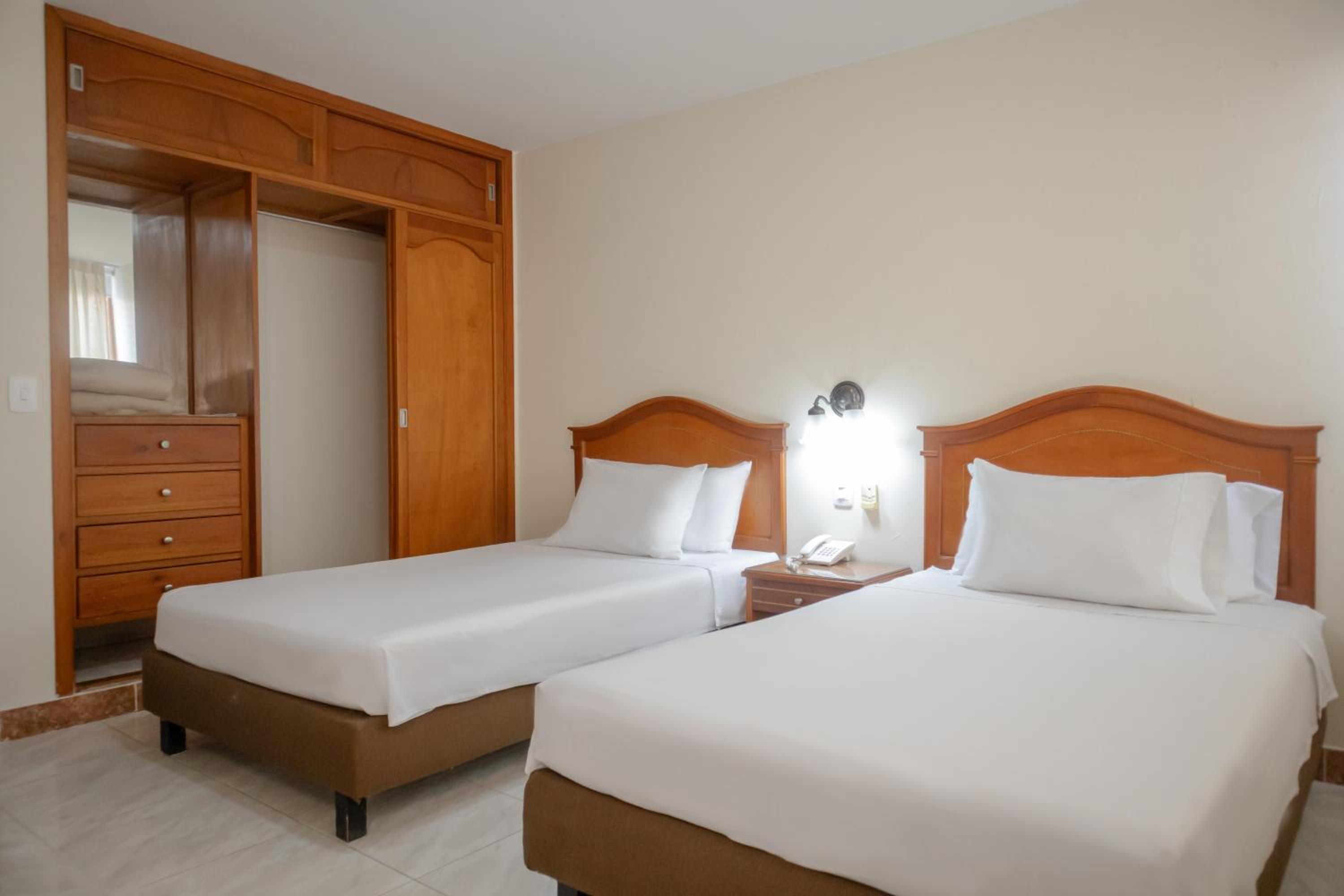 2 Single Beds - Non Smoking - Photo 1