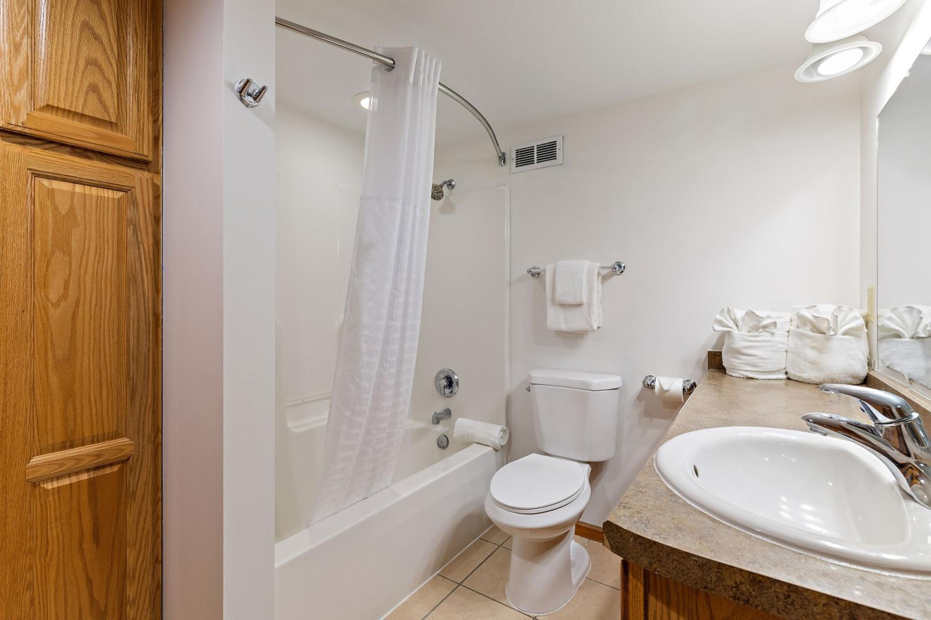 One -Bedroom Suite with Two Queen Beds, Non-Smoking - Photo 4