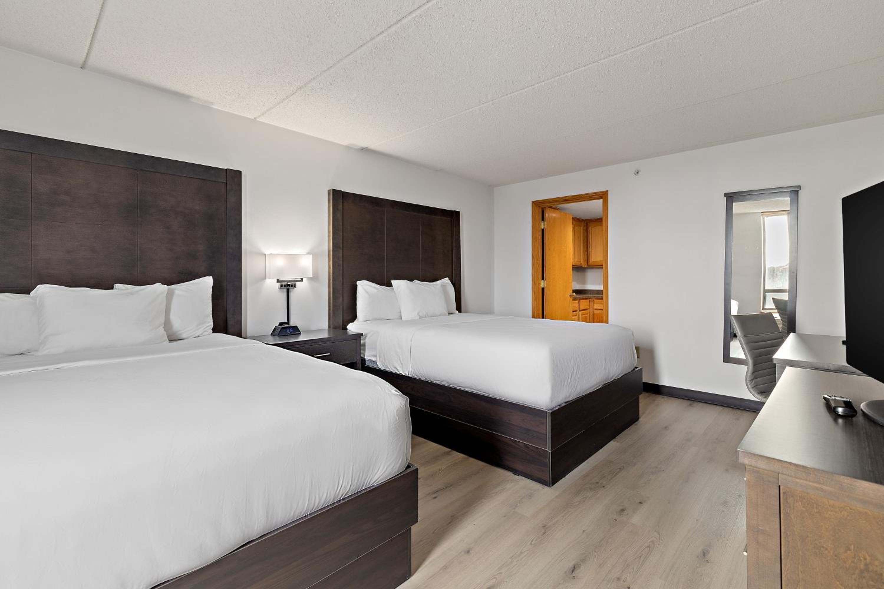 One -Bedroom Suite with Two Queen Beds, Non-Smoking - Photo 2