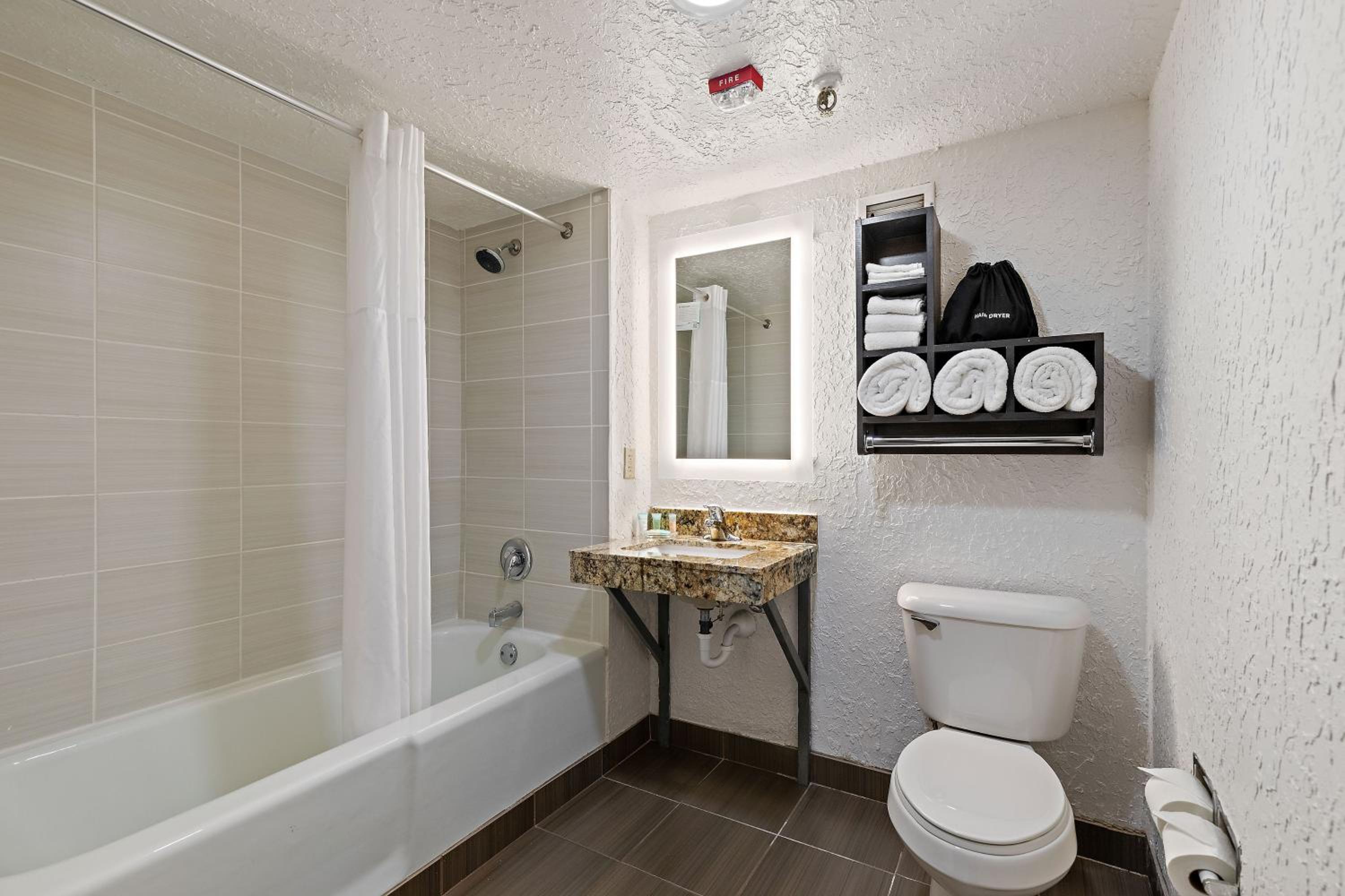 King Room - Non-Smoking - Photo 5