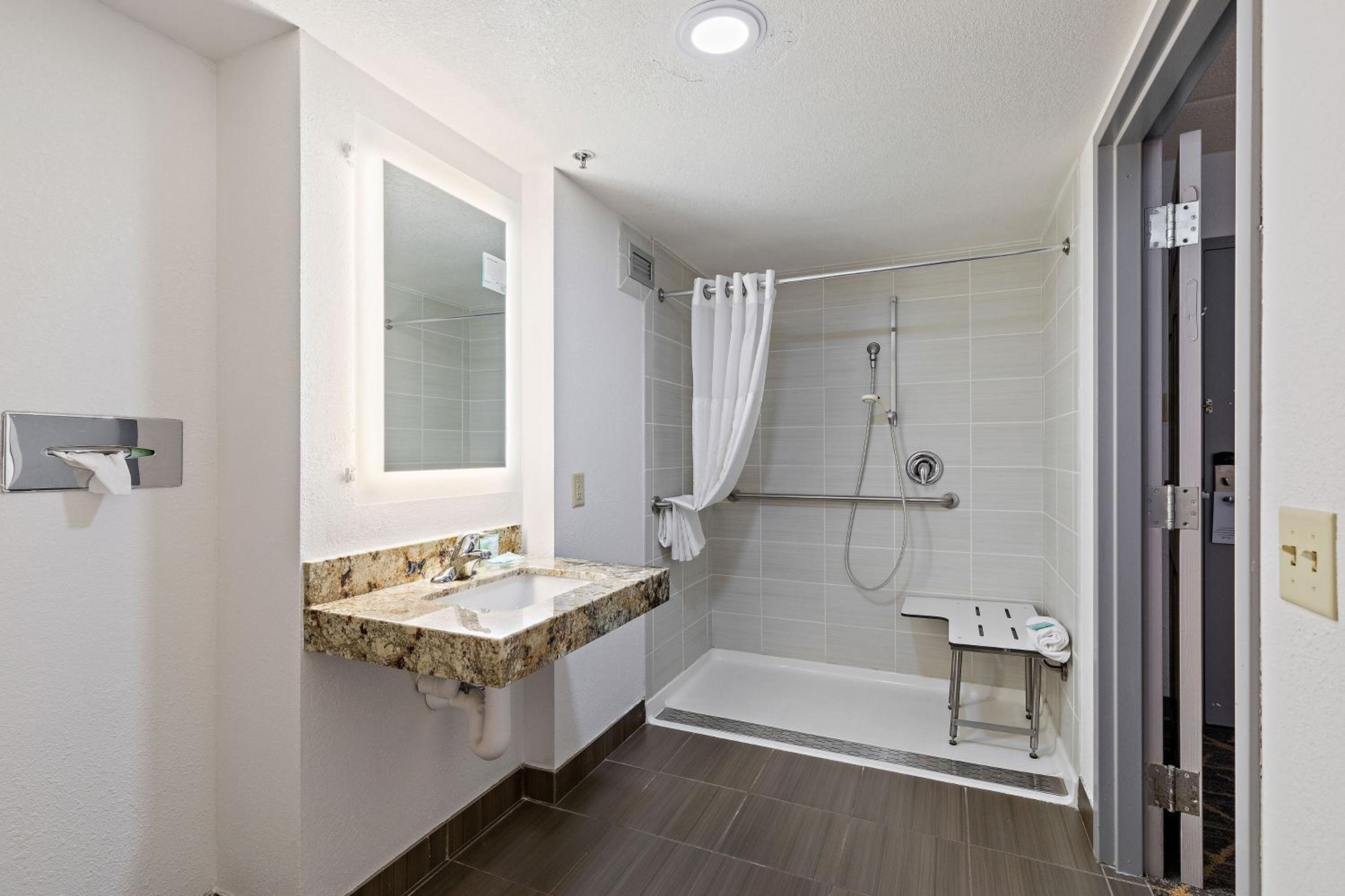 King Room with Mobility/Hearing Access and Roll-In Shower, Non-Smoking - Photo 4