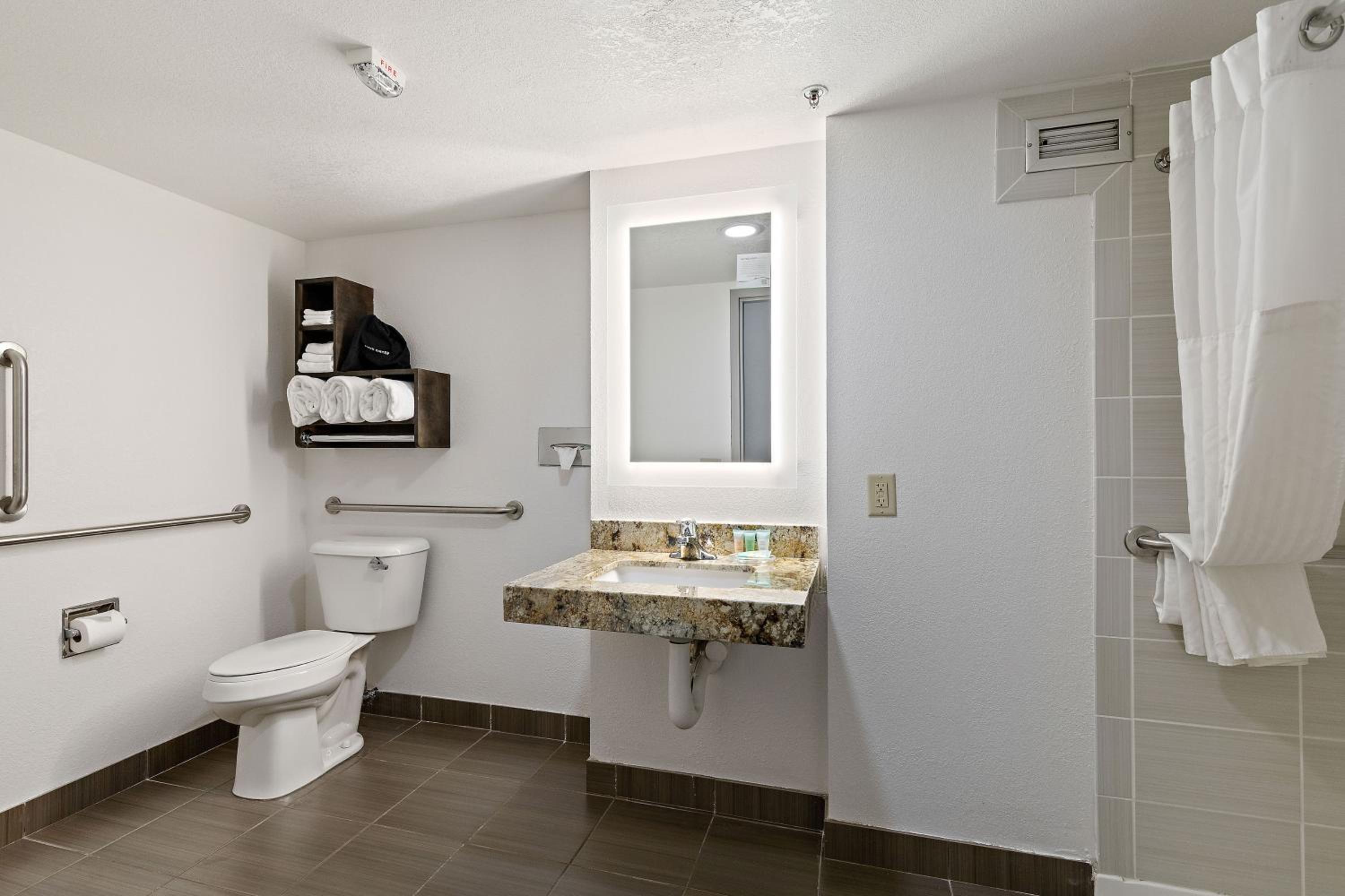 King Room with Mobility/Hearing Access and Roll-In Shower, Non-Smoking - Photo 3