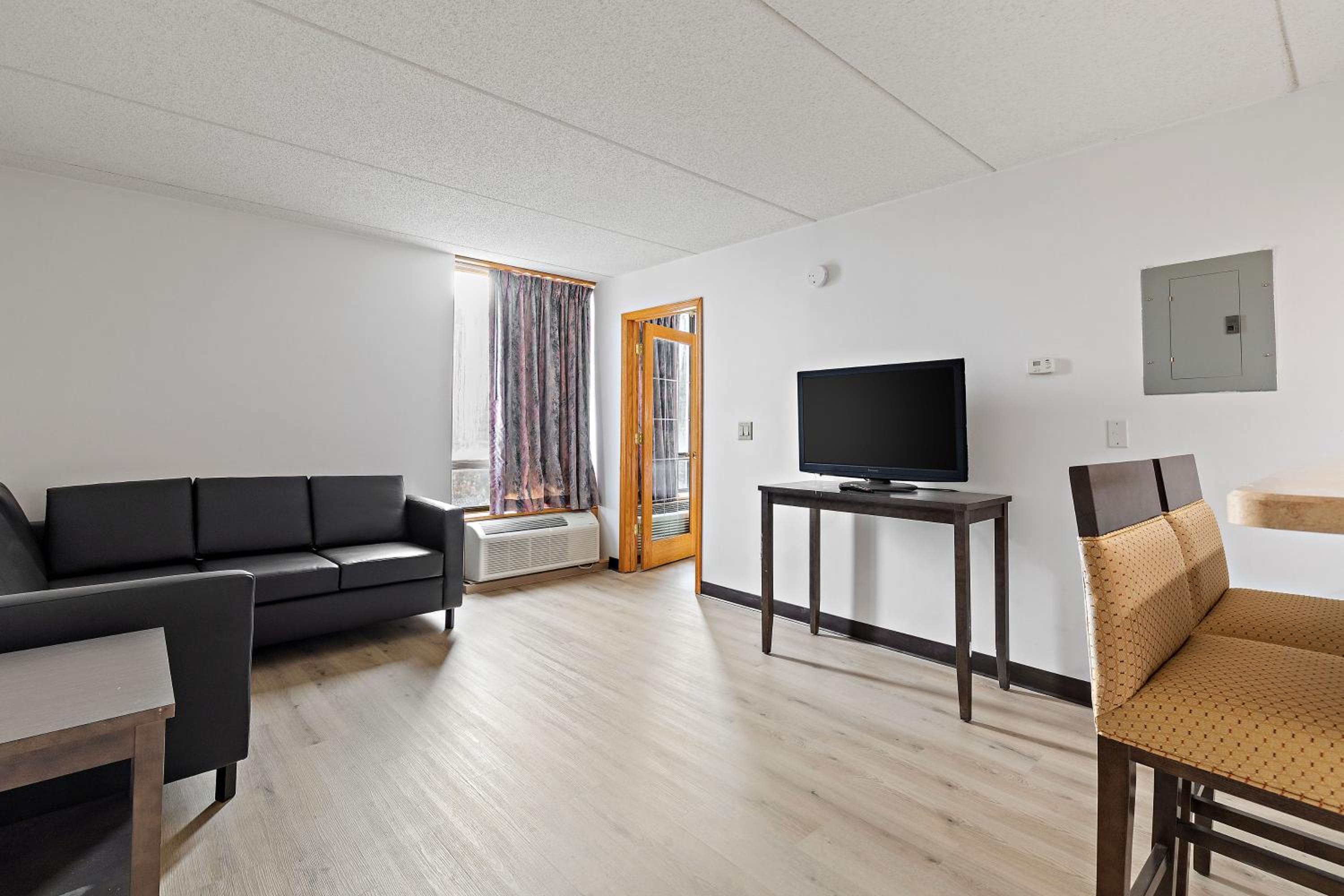 One -Bedroom King Suite, Non-Smoking - Photo 7